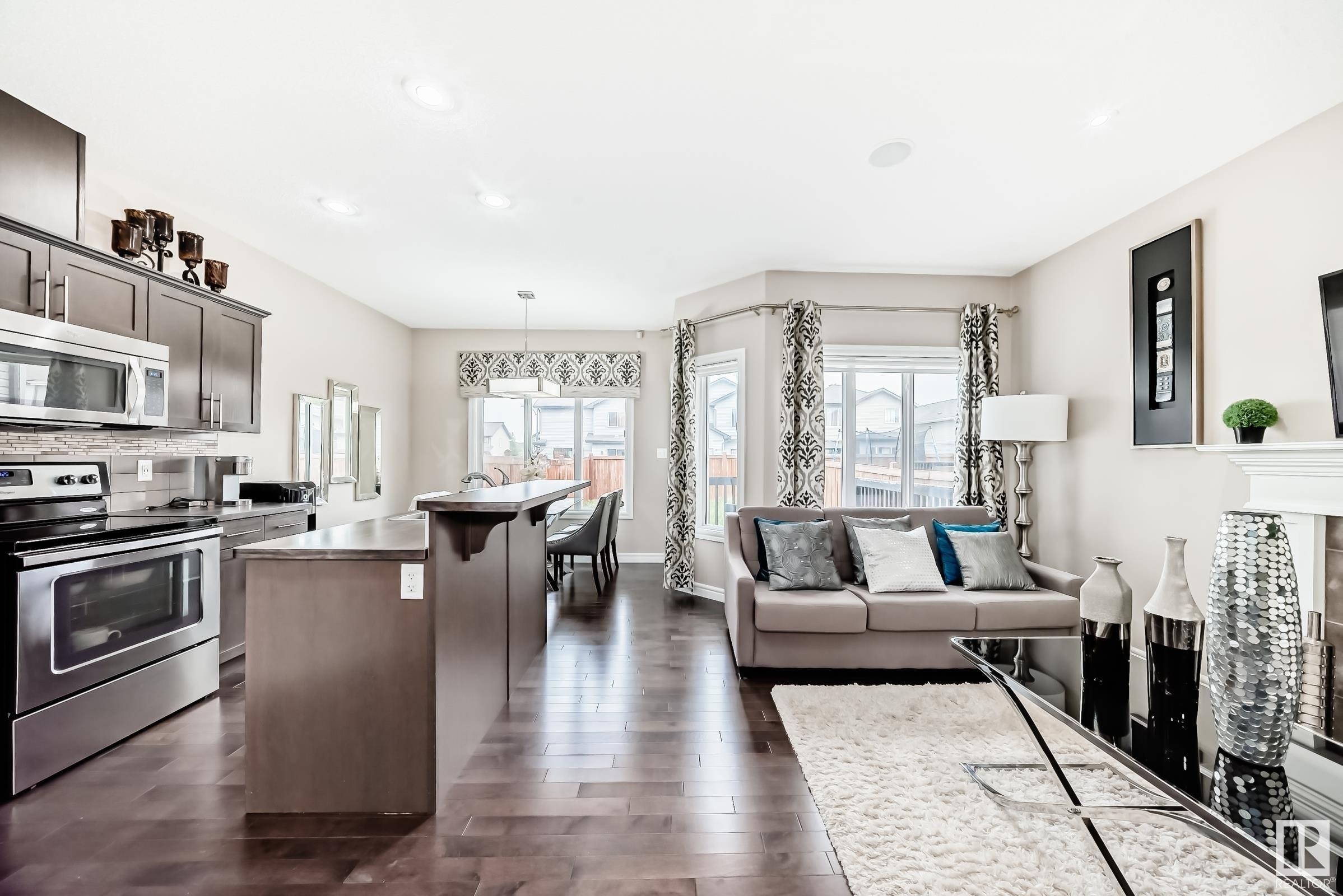 












1453 33A Street

,
Edmonton,




AB
T6T 0V3

