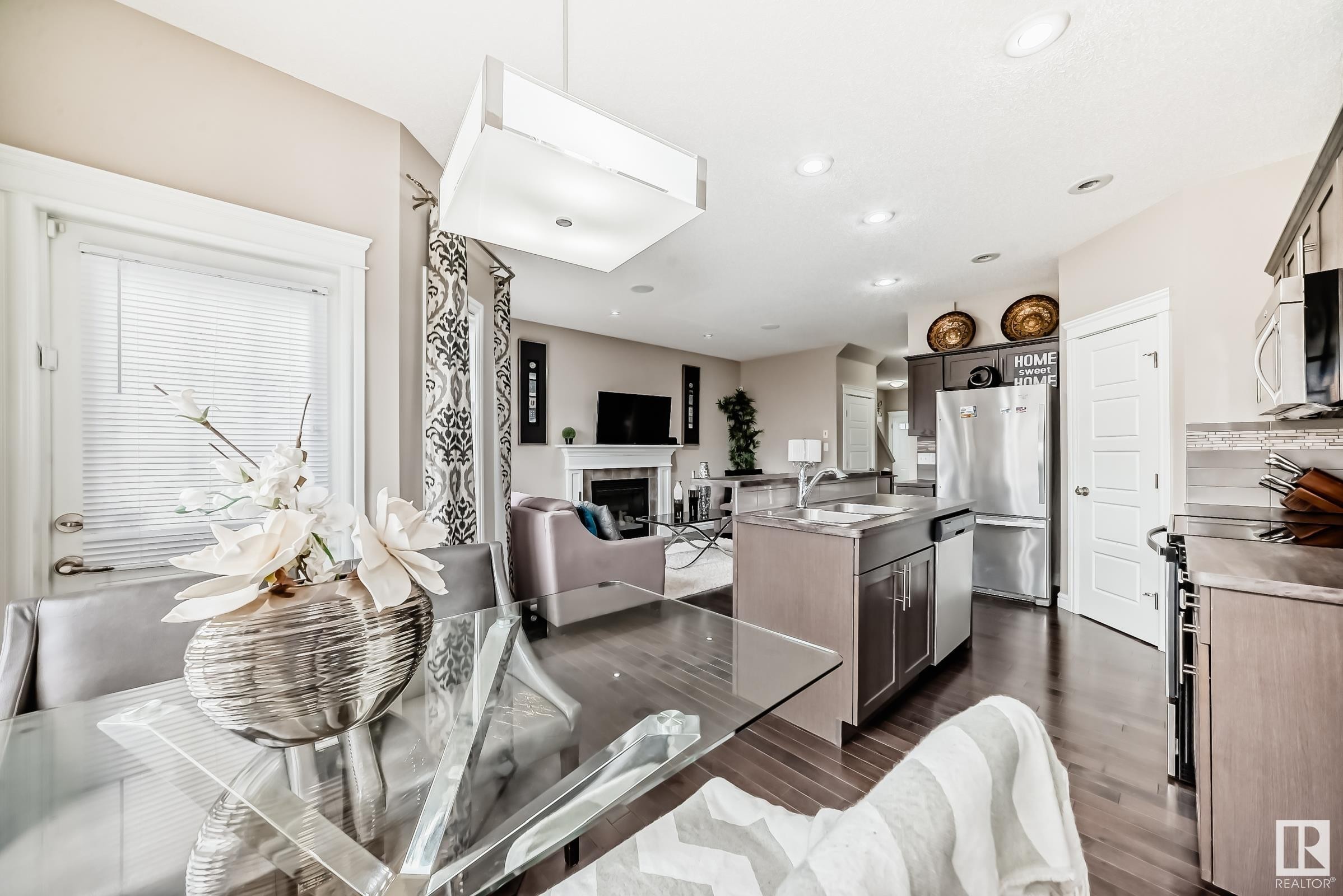 












1453 33A Street

,
Edmonton,




AB
T6T 0V3

