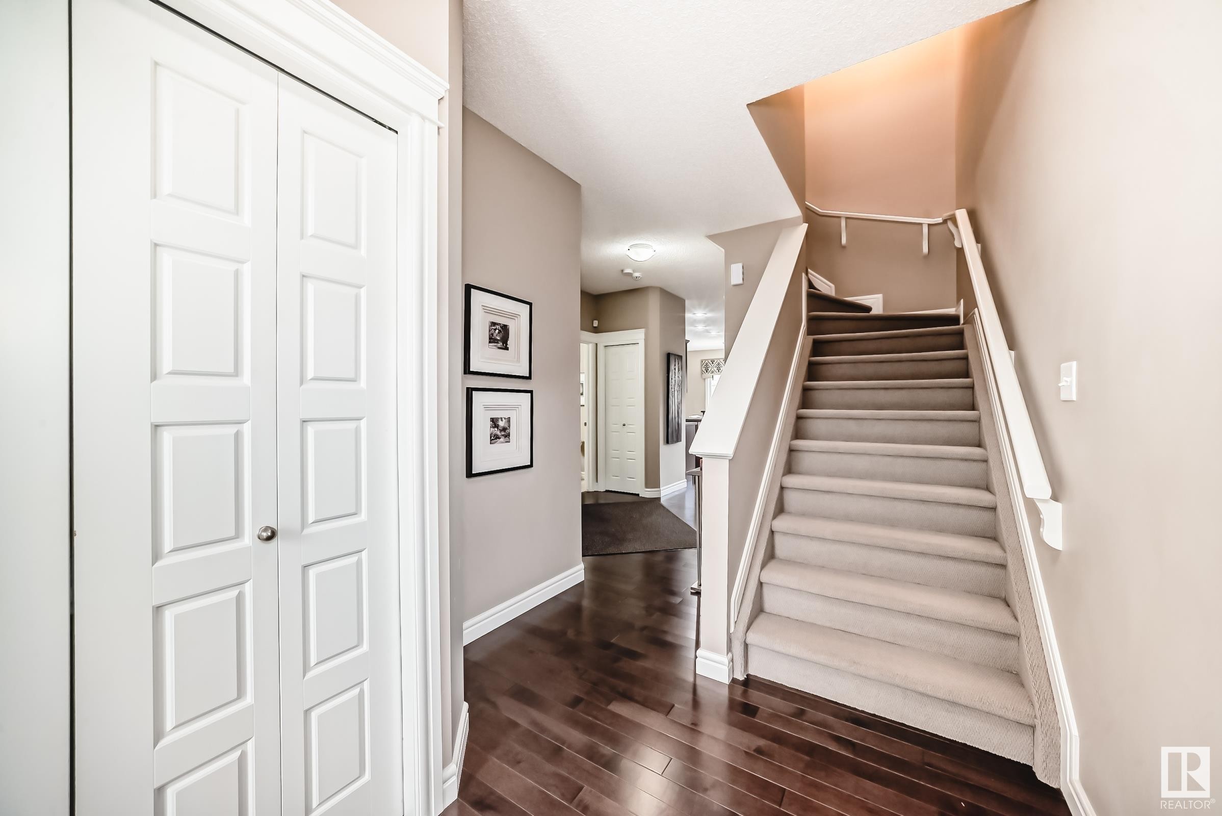 












1453 33A Street

,
Edmonton,




AB
T6T 0V3

