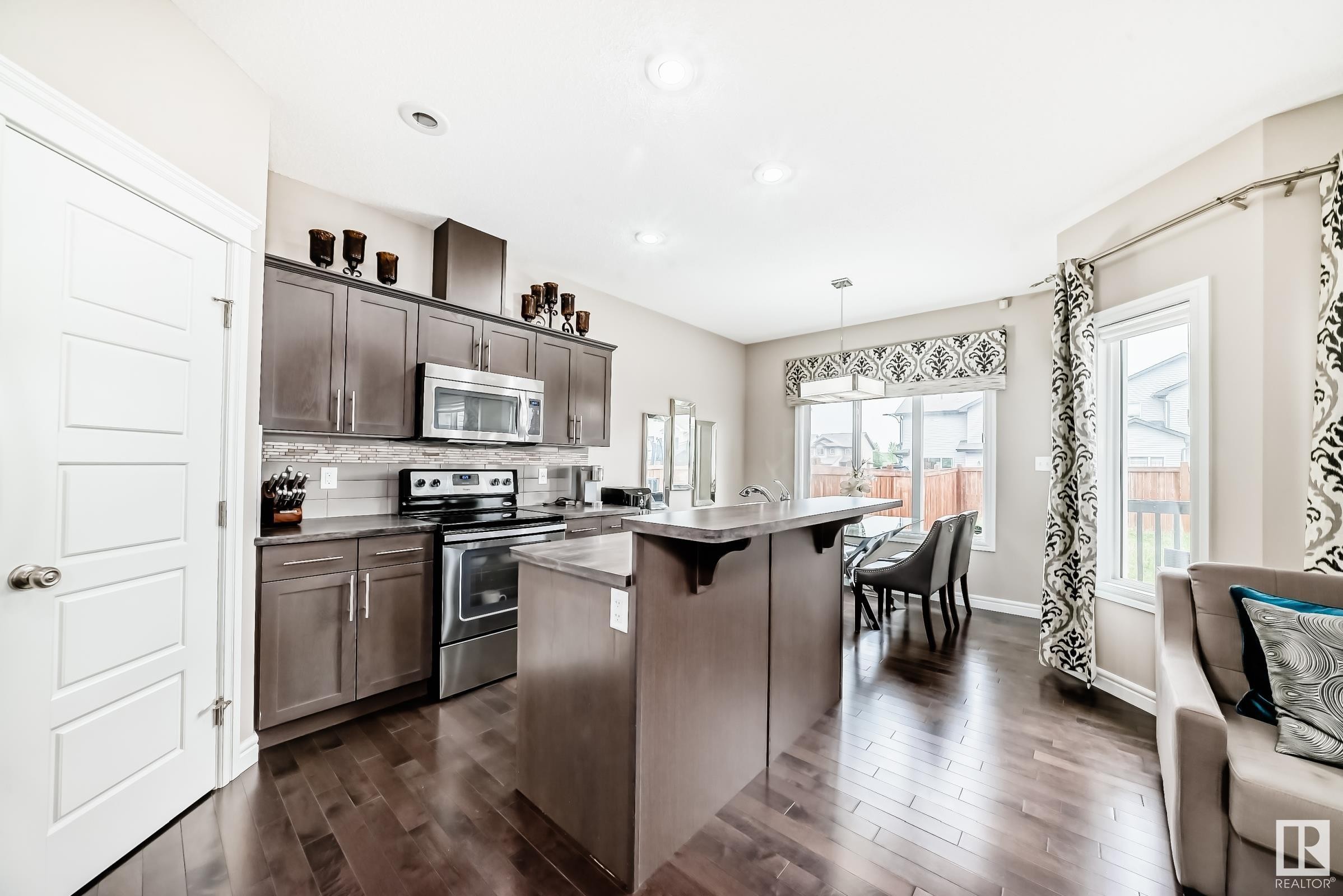 












1453 33A Street

,
Edmonton,




AB
T6T 0V3

