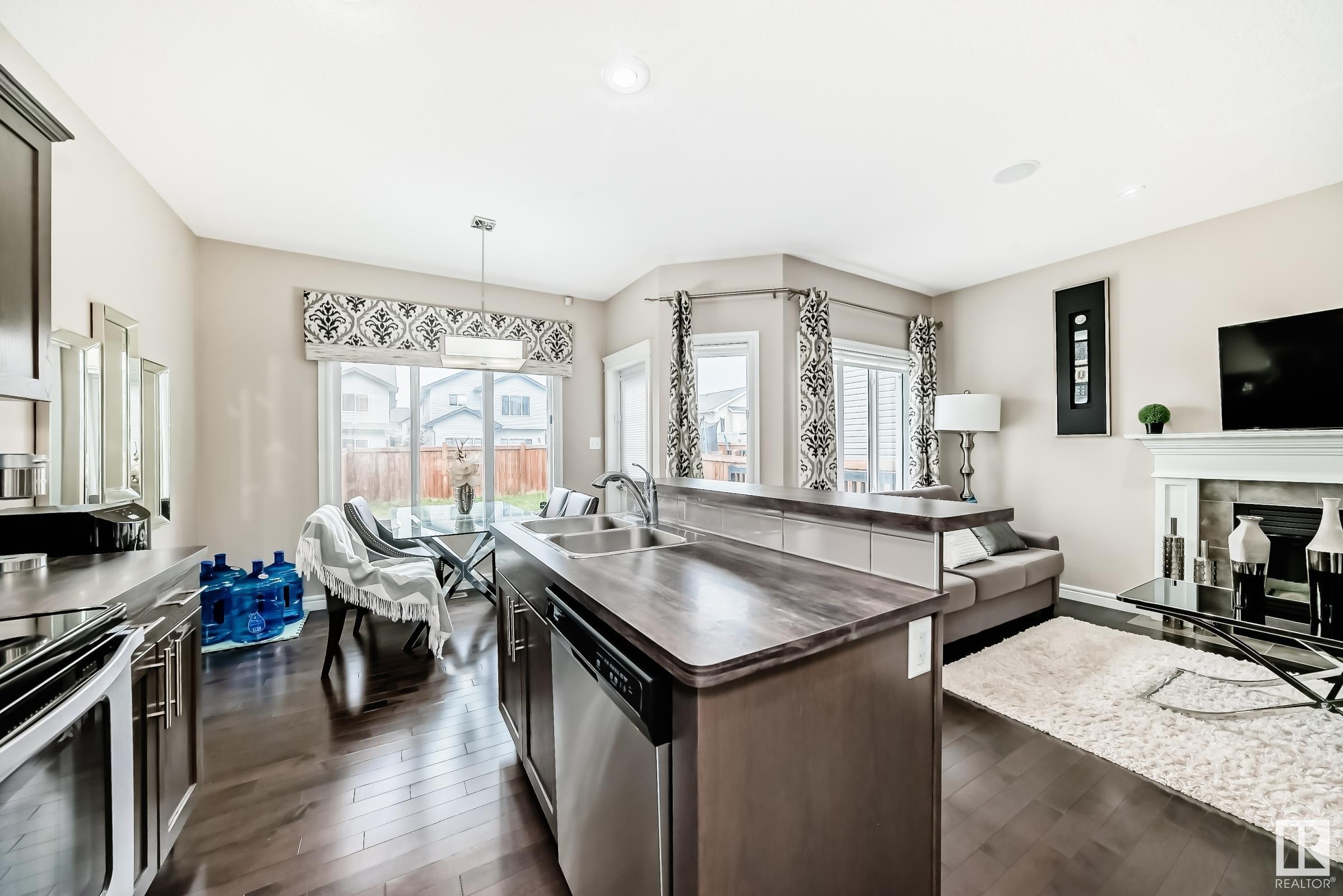 












1453 33A Street

,
Edmonton,




AB
T6T 0V3

