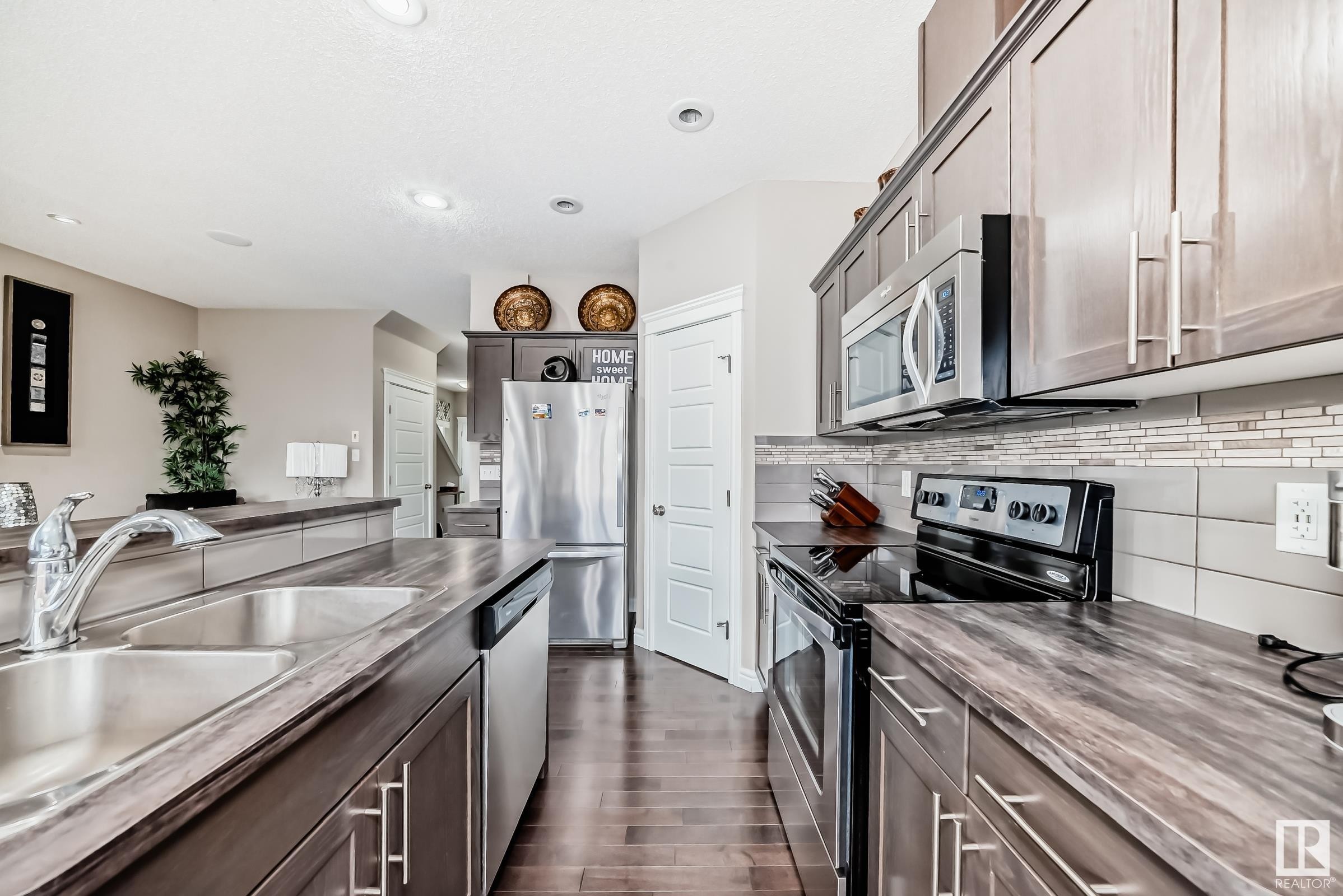












1453 33A Street

,
Edmonton,




AB
T6T 0V3

