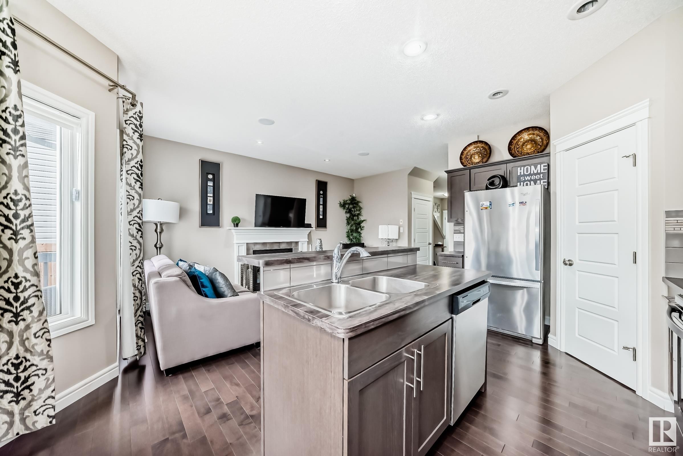 












1453 33A Street

,
Edmonton,




AB
T6T 0V3

