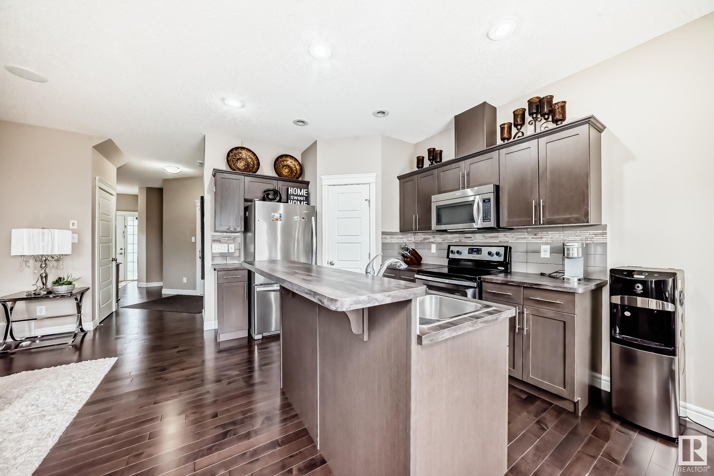 












1453 33A Street

,
Edmonton,




AB
T6T 0V3

