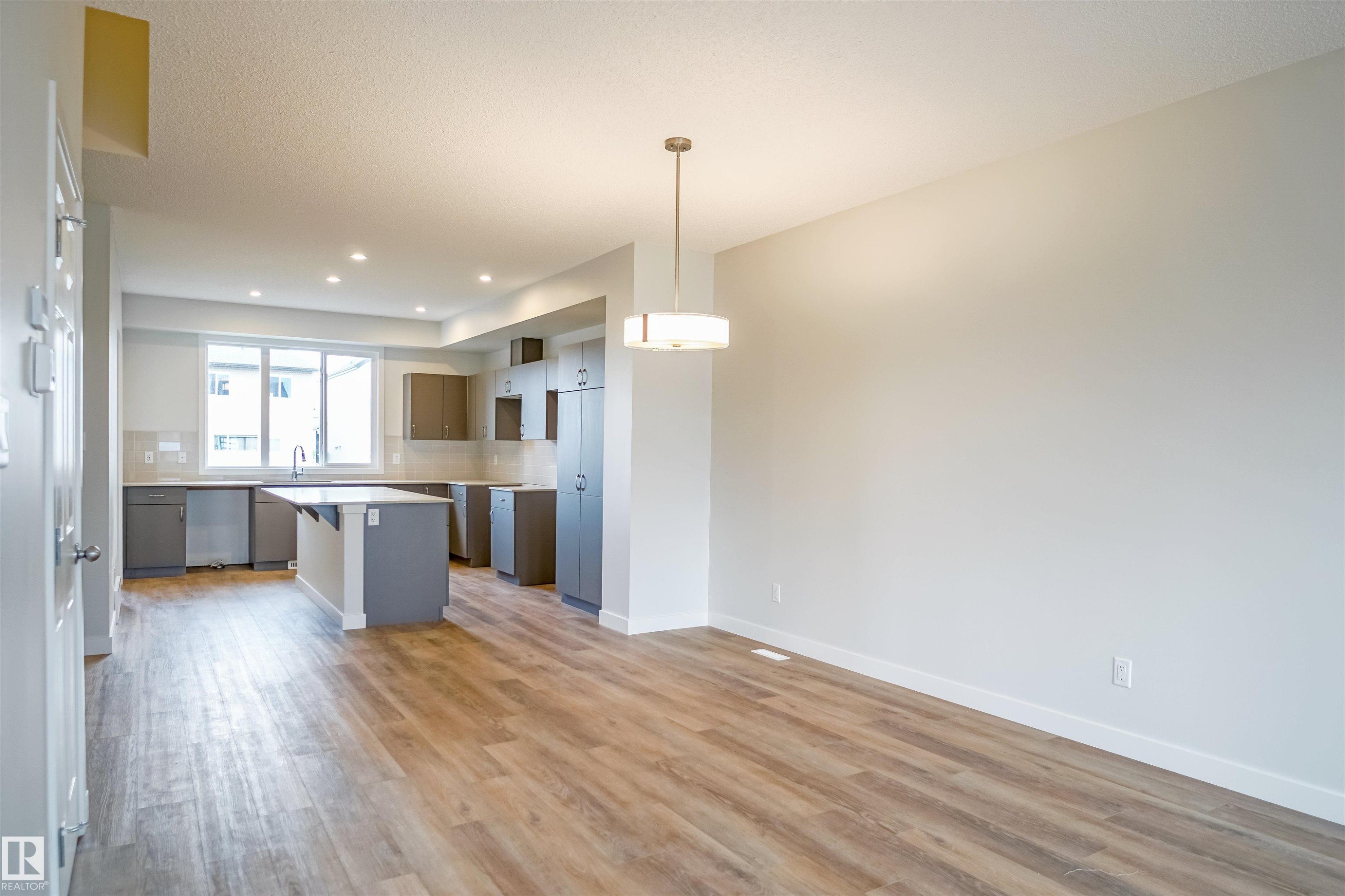 












18136 74 Street

,
Edmonton,




AB
T5Z 0T4

