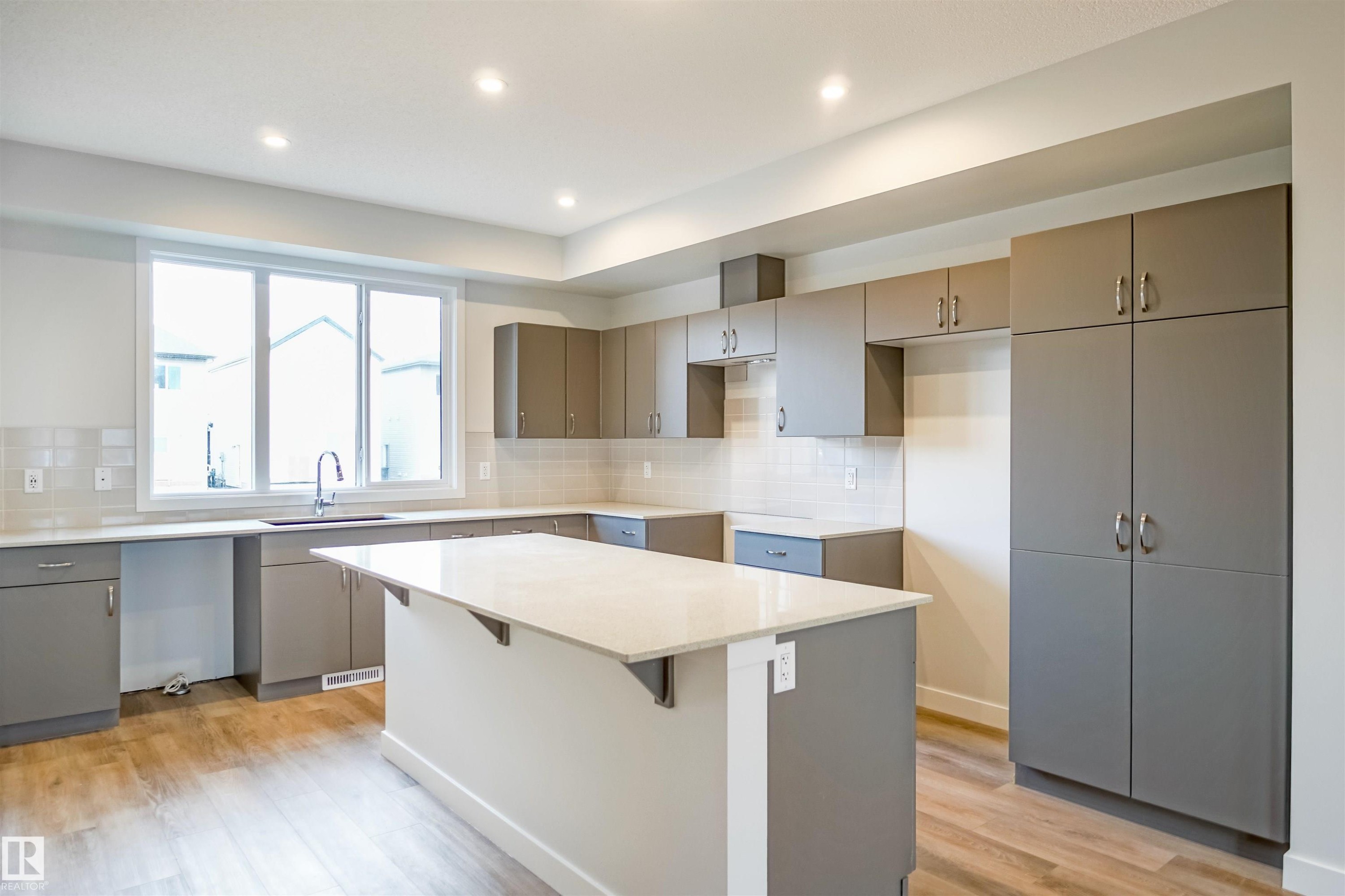 












18136 74 Street

,
Edmonton,




AB
T5Z 0T4

