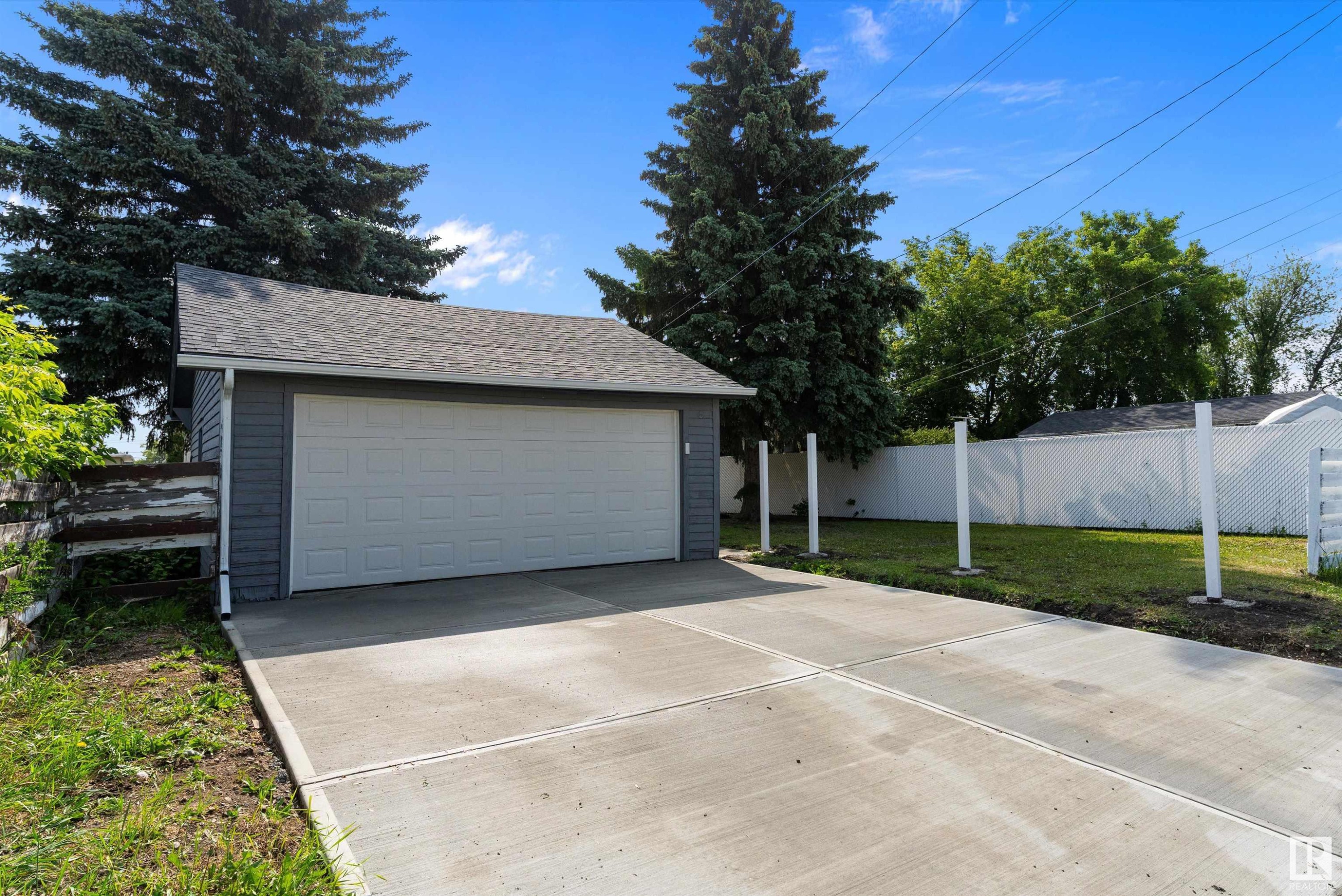 












13236 67 Street

,
Edmonton,




AB
T5C 0C4

