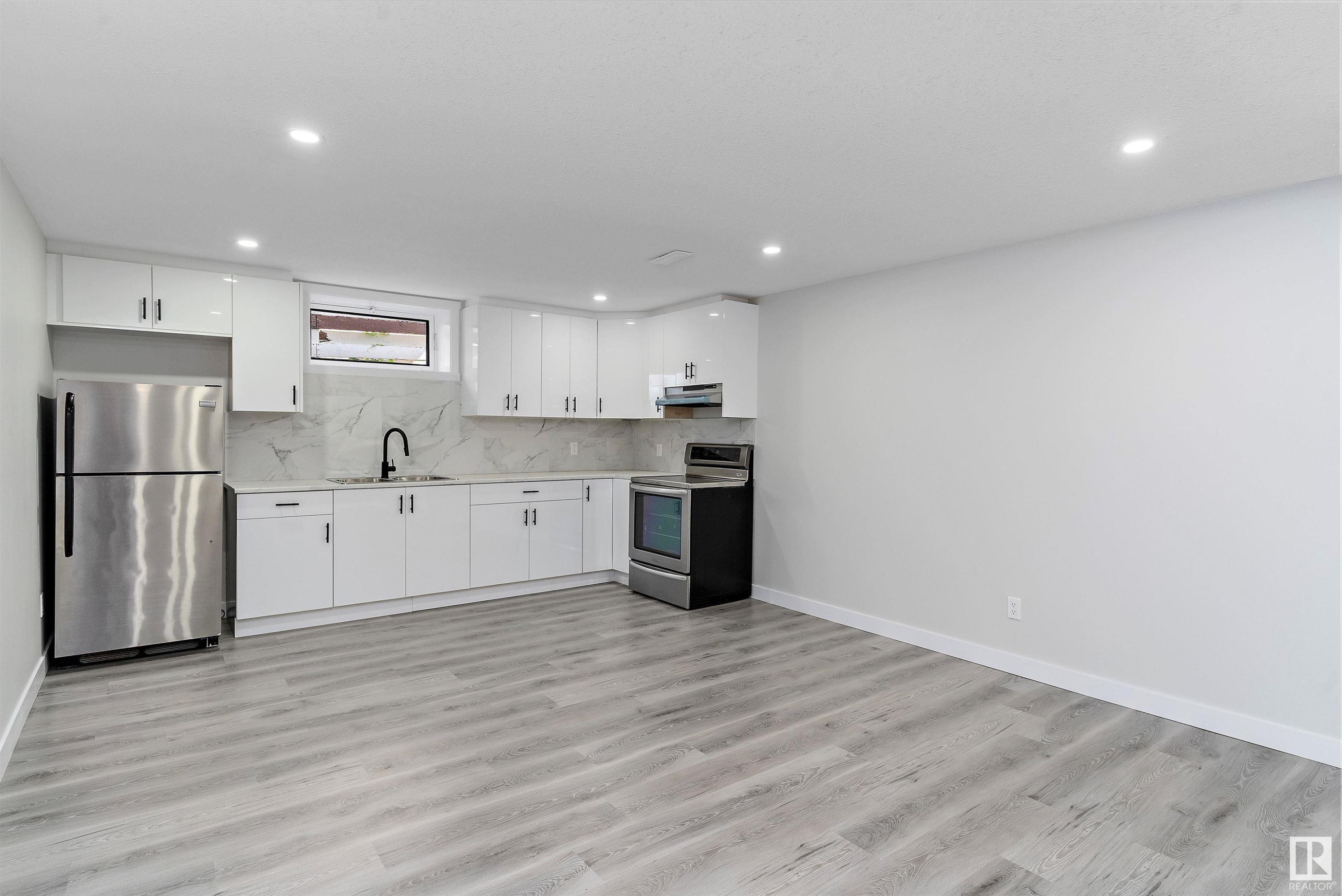 












13236 67 Street

,
Edmonton,




AB
T5C 0C4

