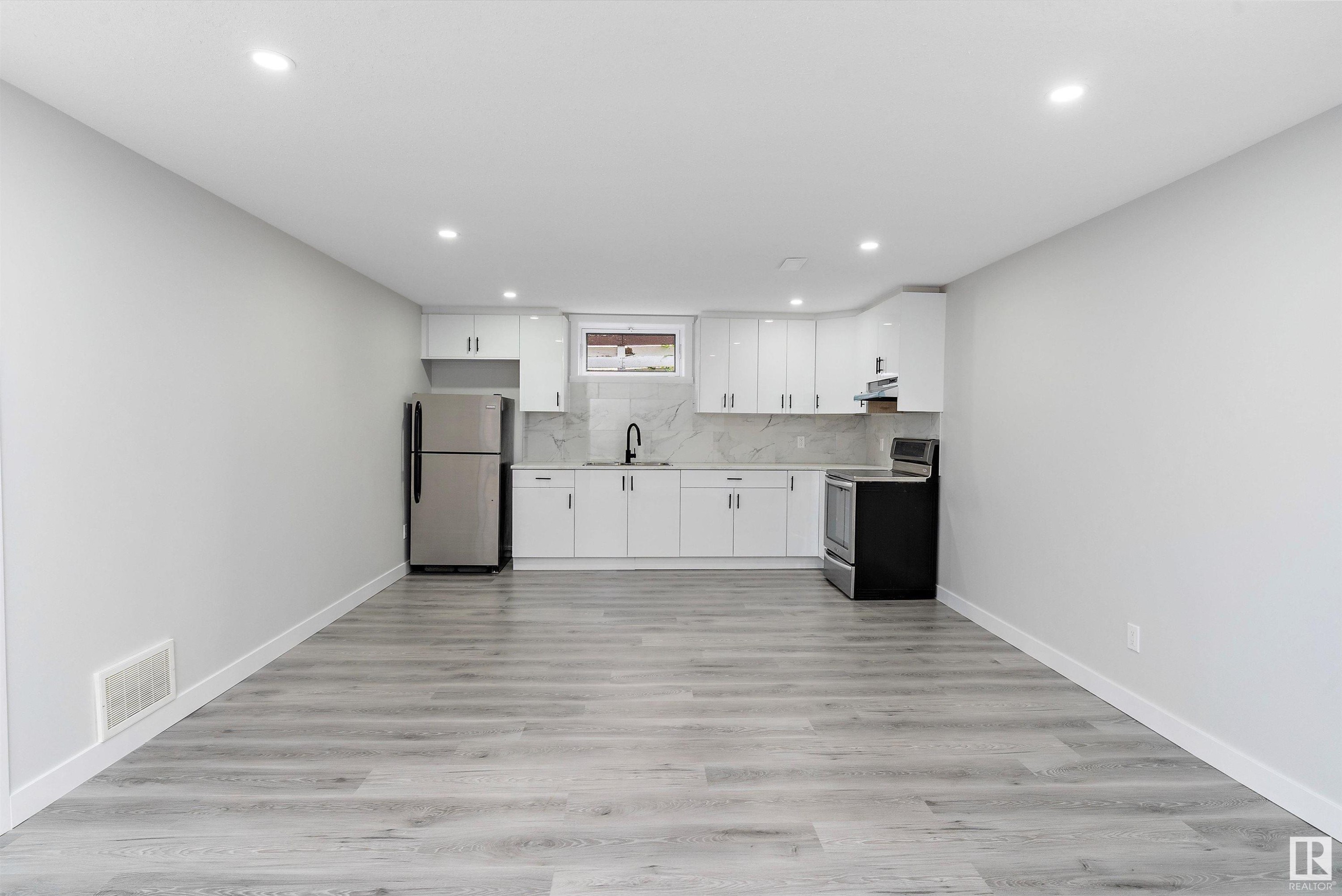 












13236 67 Street

,
Edmonton,




AB
T5C 0C4

