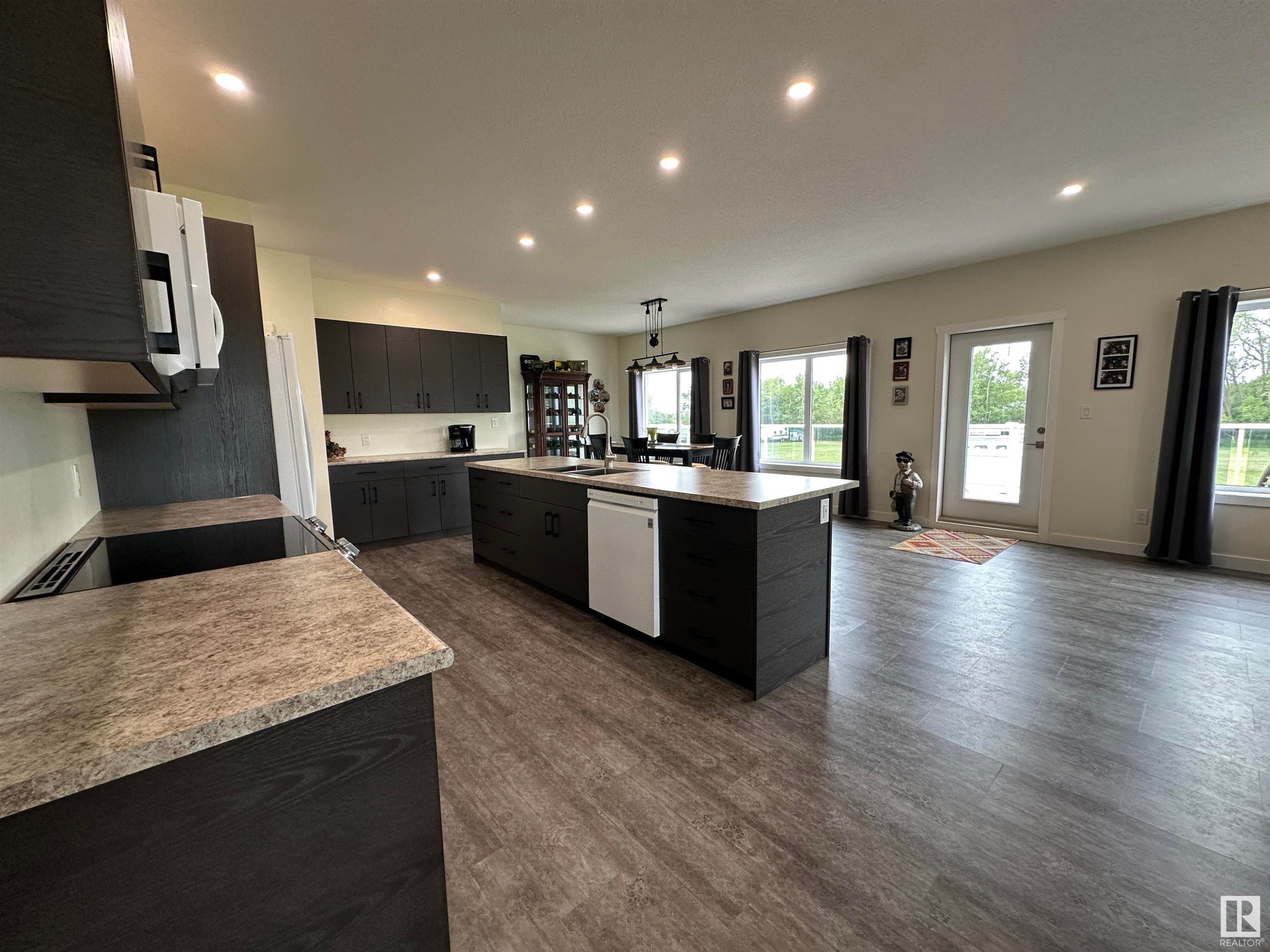 












54322 RGE RD 253

,
St. Albert,




AB
T8T 1R8

