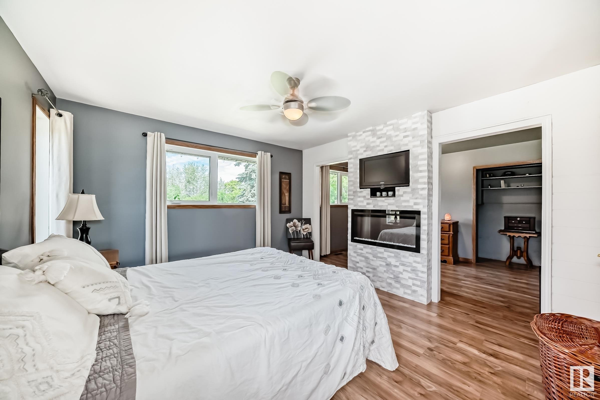 












18403 25 Street

,
Edmonton,




AB
T5Y 6K2

