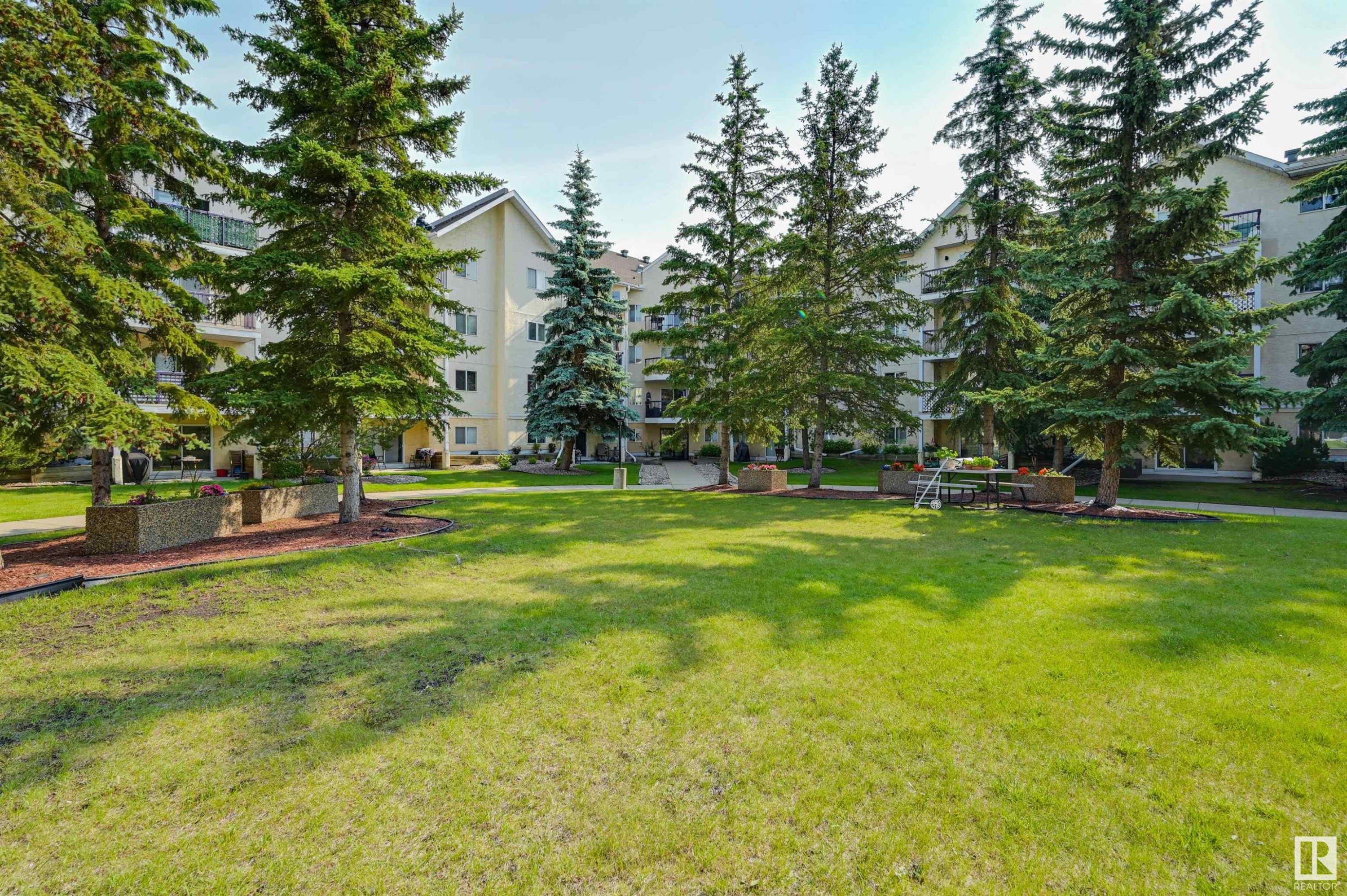 












427 10636 120 Street NW

,
Edmonton,




AB
T5H 4L5

