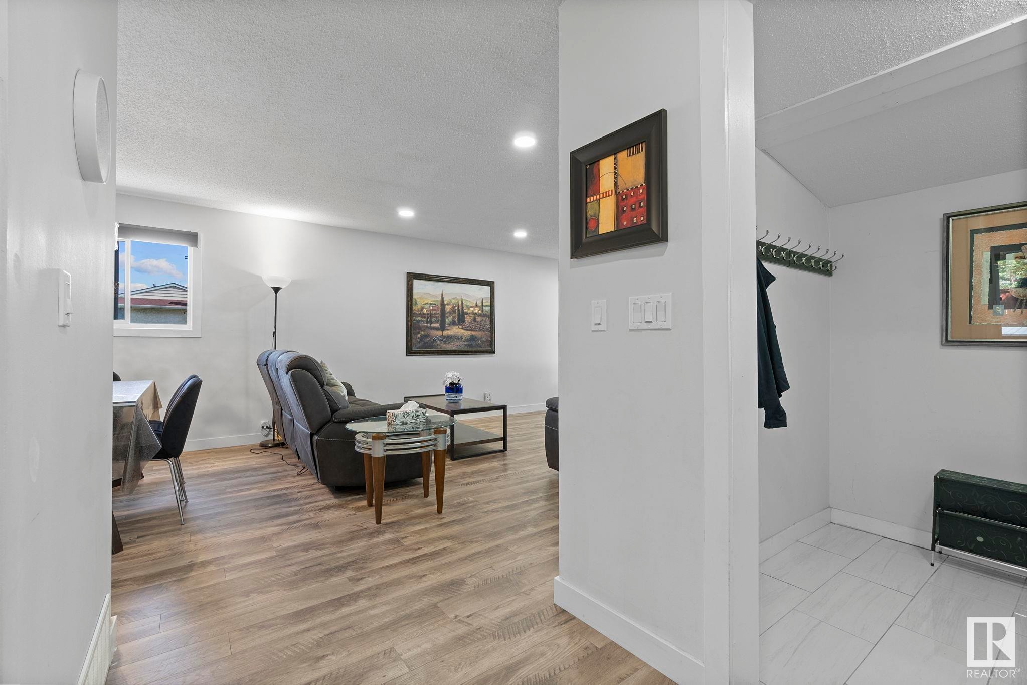 












18404 66 Avenue

,
Edmonton,




AB
T5T 2M2

