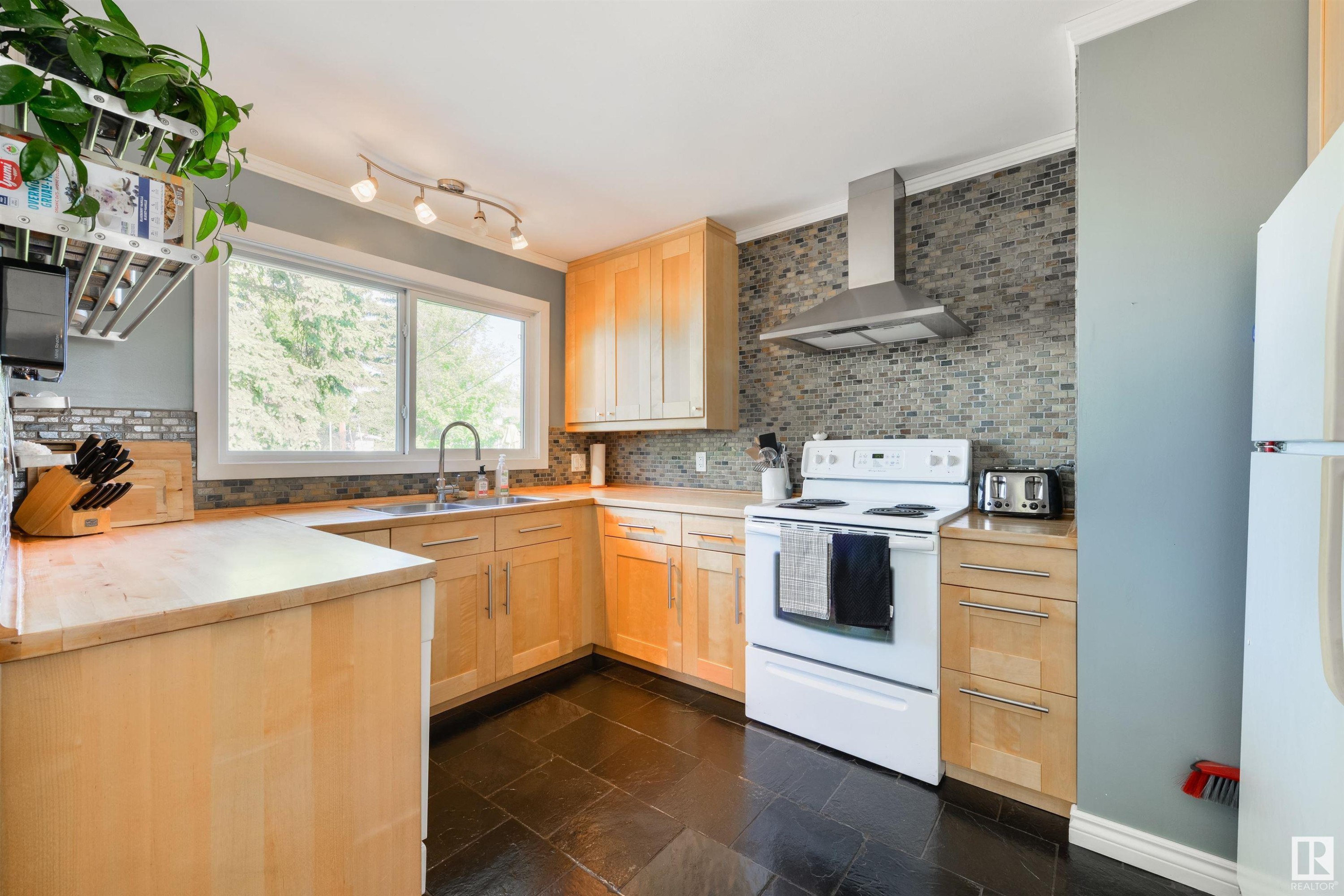 












13408 116 Street

,
Edmonton,




AB
T5E 5J1

