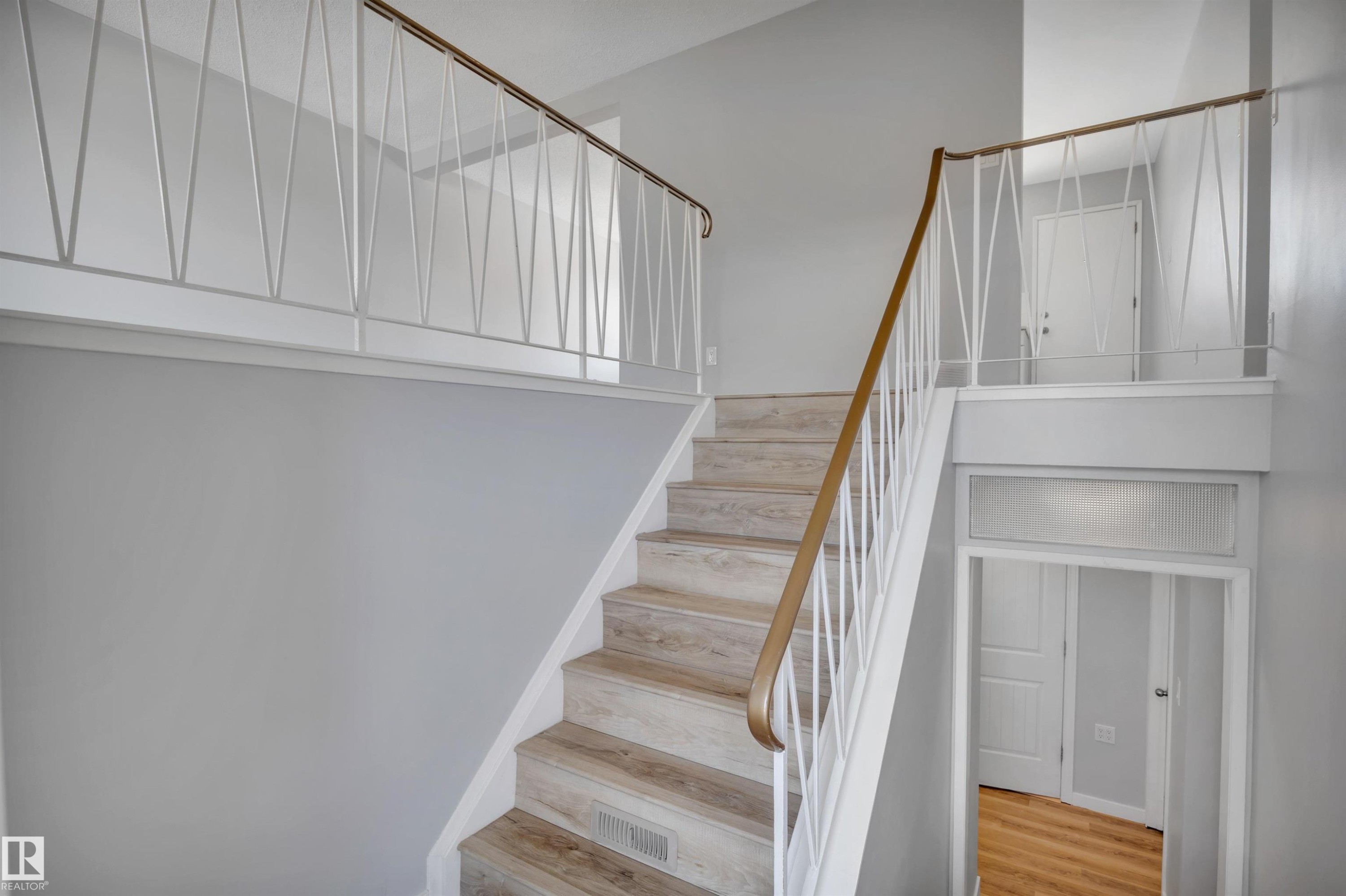 












2103 45 Street NW

,
Edmonton,




AB
T6L 2T9


