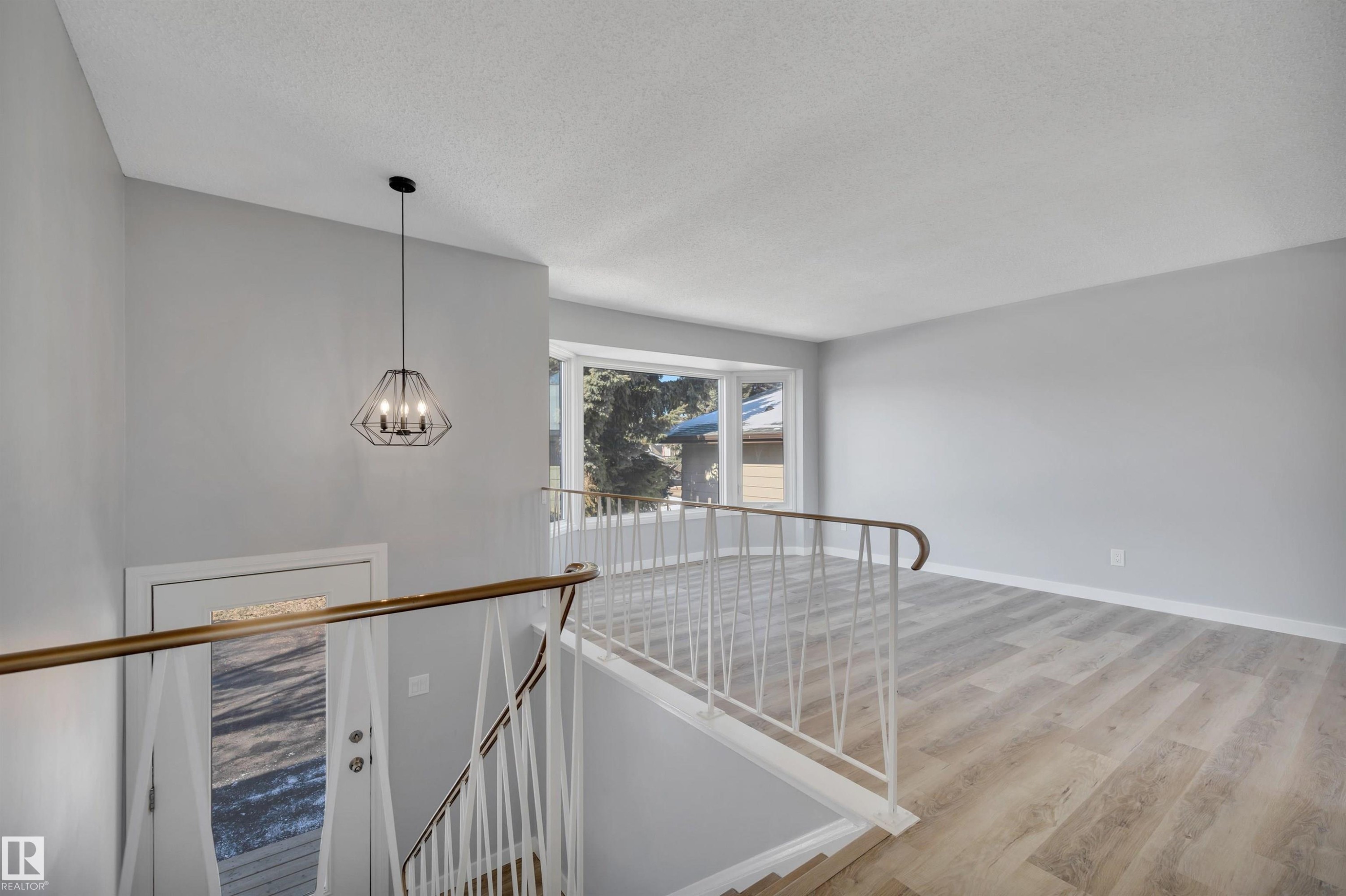 












2103 45 Street NW

,
Edmonton,




AB
T6L 2T9

