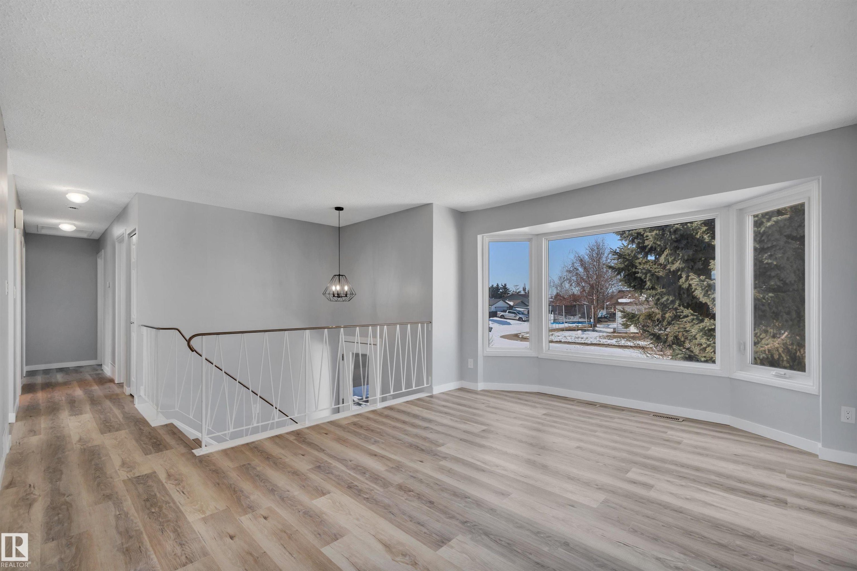 












2103 45 Street NW

,
Edmonton,




AB
T6L 2T9

