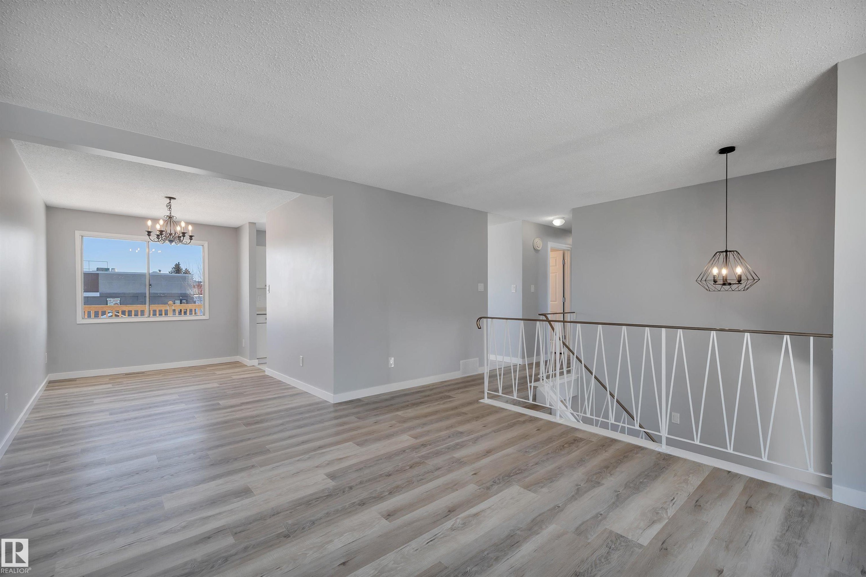 












2103 45 Street NW

,
Edmonton,




AB
T6L 2T9

