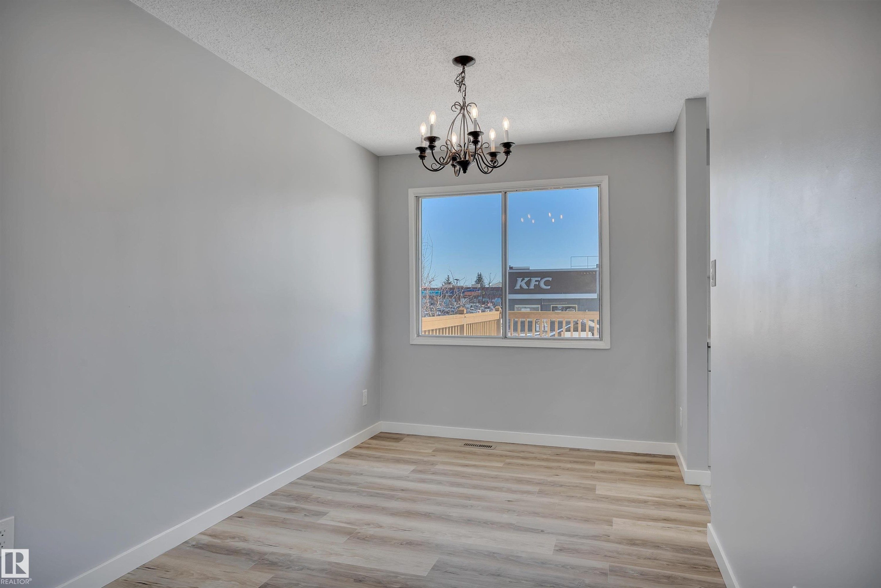 












2103 45 Street NW

,
Edmonton,




AB
T6L 2T9

