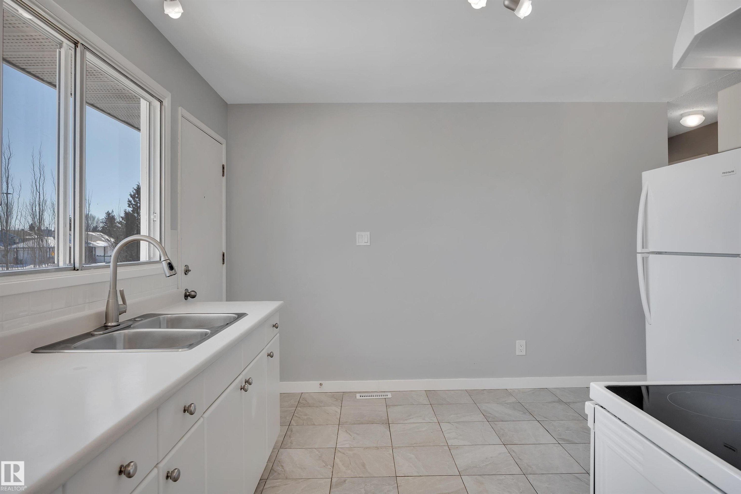 












2103 45 Street NW

,
Edmonton,




AB
T6L 2T9

