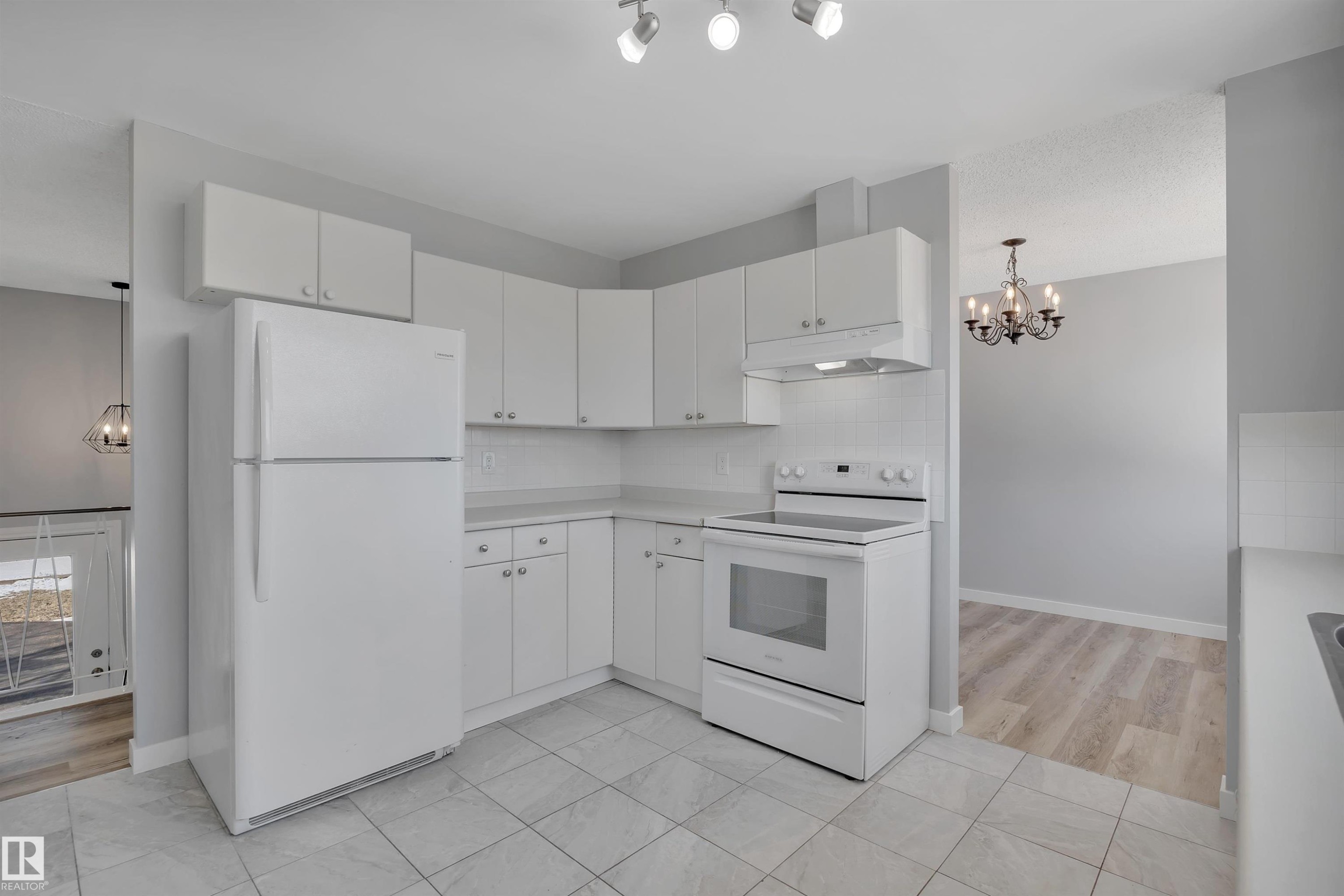 












2103 45 Street NW

,
Edmonton,




AB
T6L 2T9

