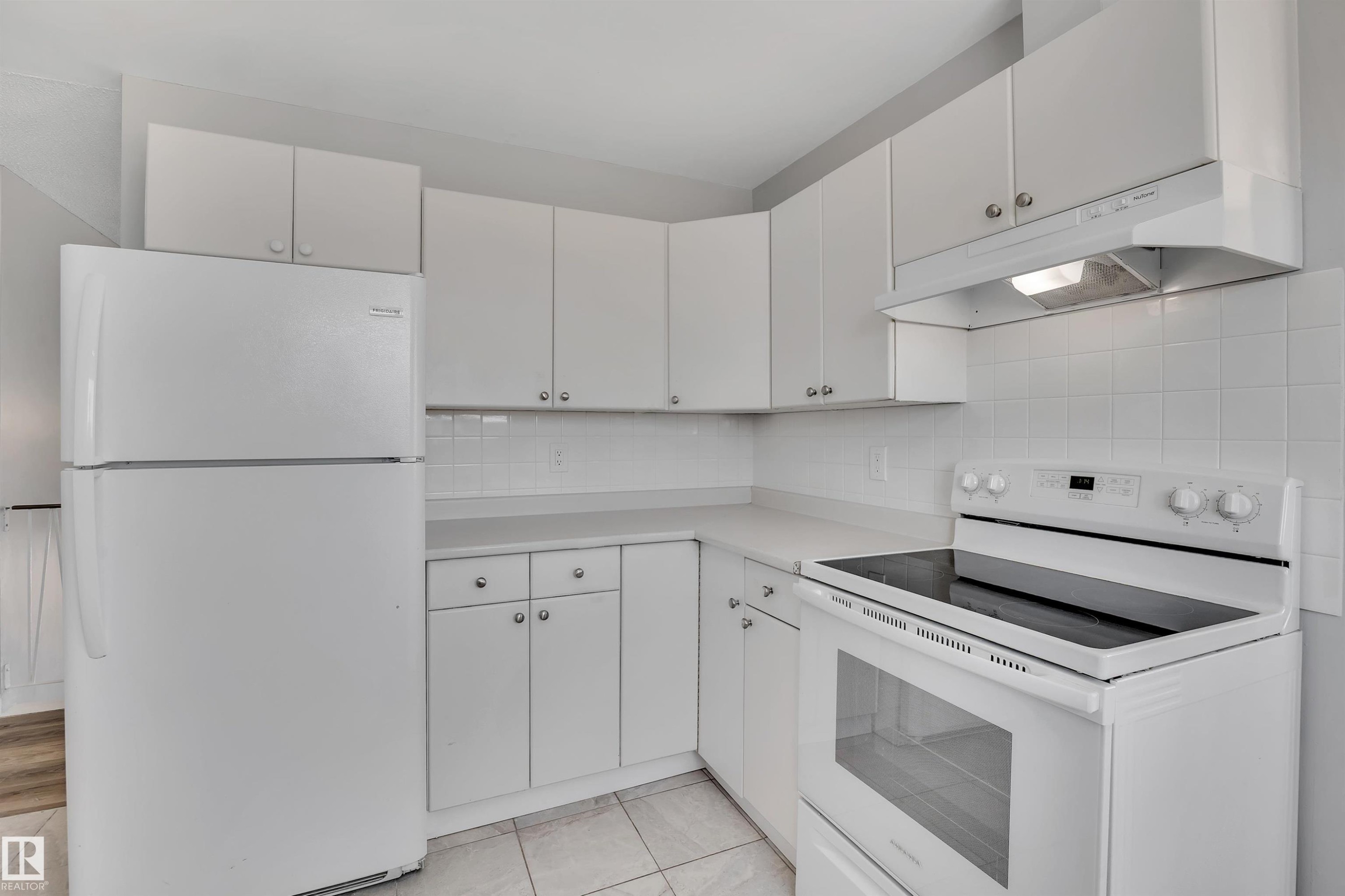 












2103 45 Street NW

,
Edmonton,




AB
T6L 2T9

