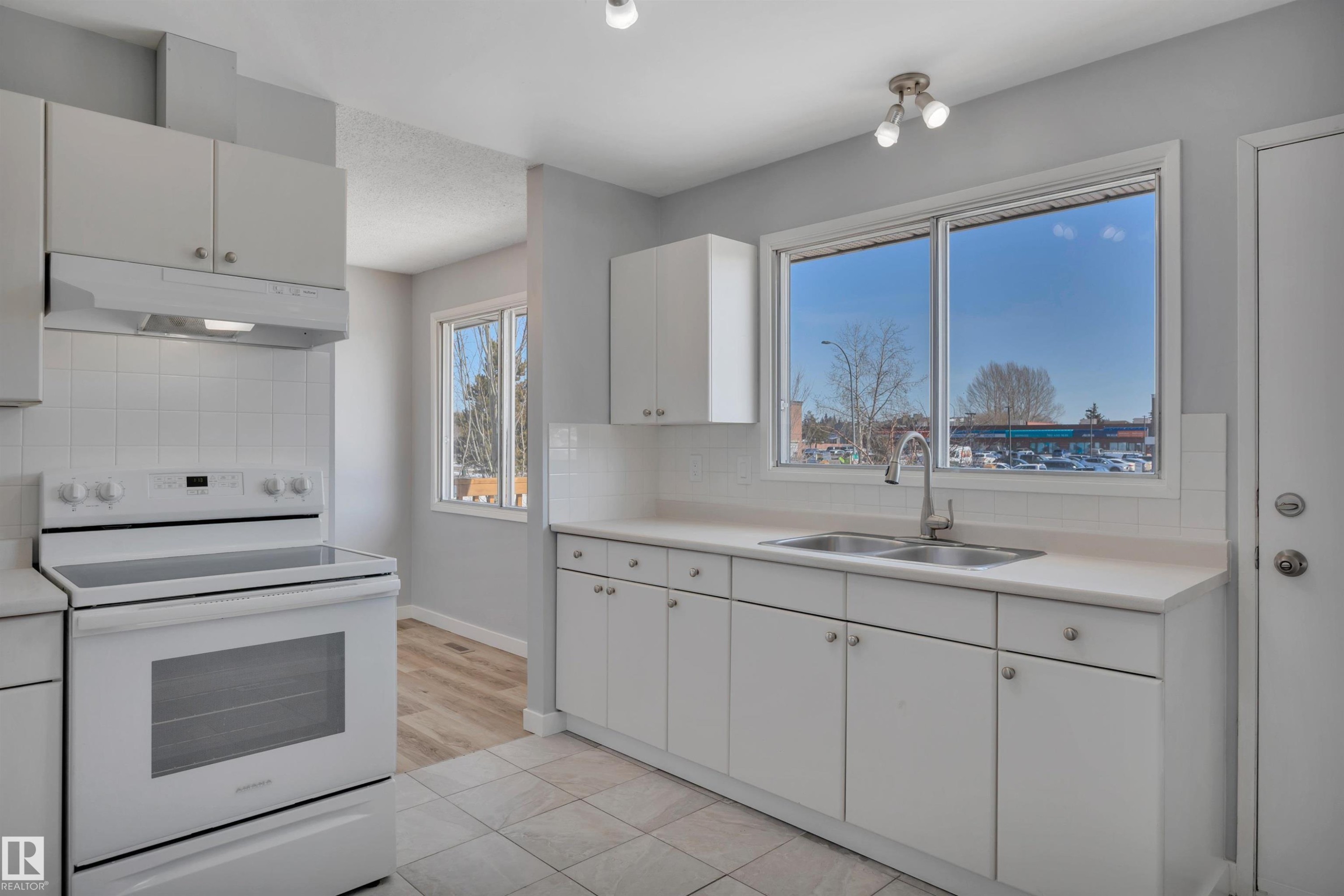 












2103 45 Street NW

,
Edmonton,




AB
T6L 2T9

