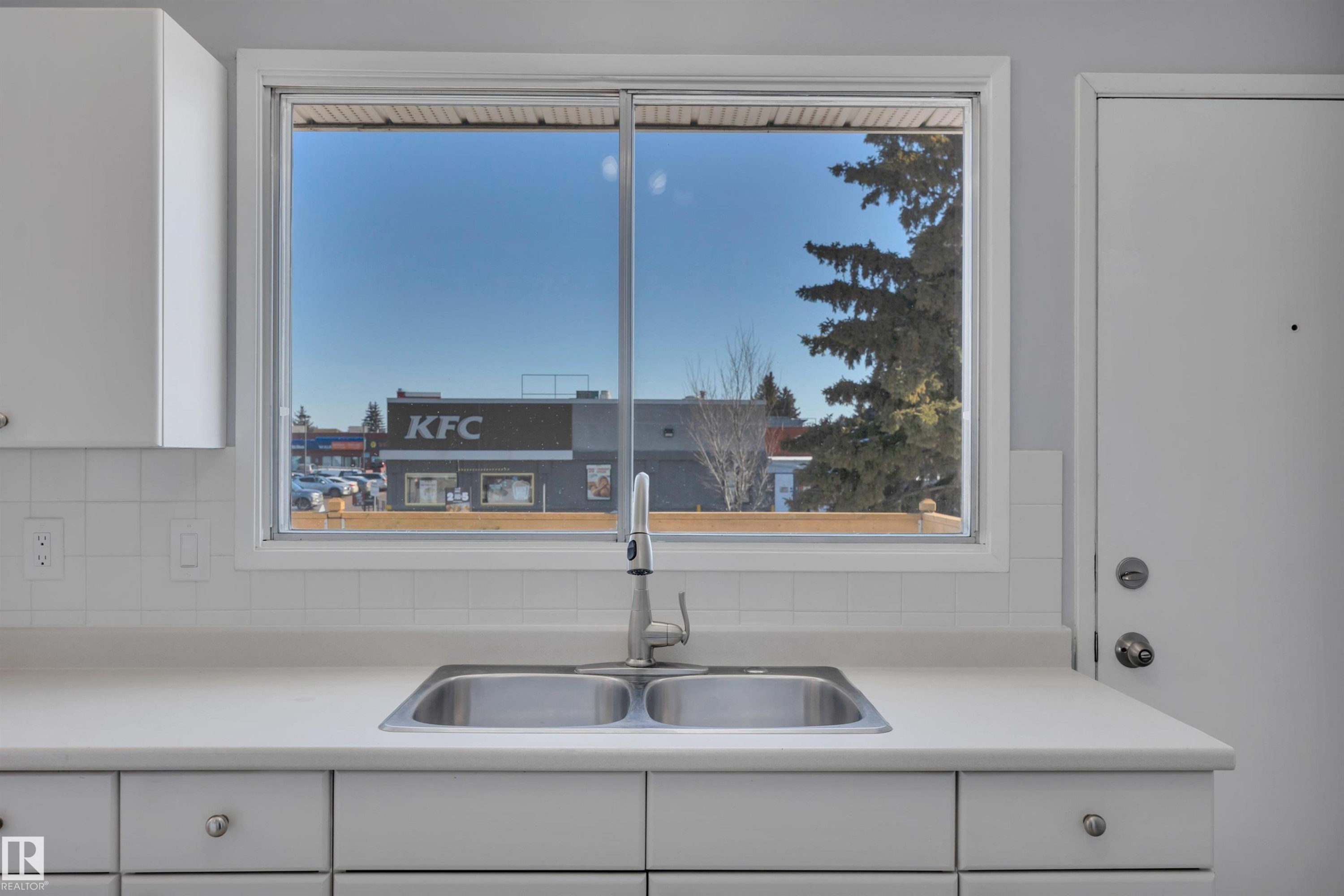 












2103 45 Street NW

,
Edmonton,




AB
T6L 2T9

