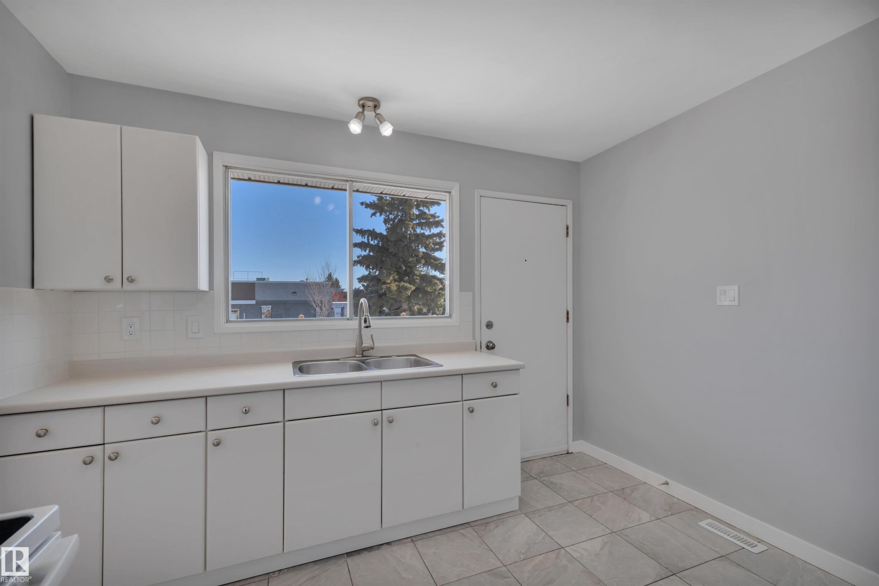 












2103 45 Street NW

,
Edmonton,




AB
T6L 2T9

