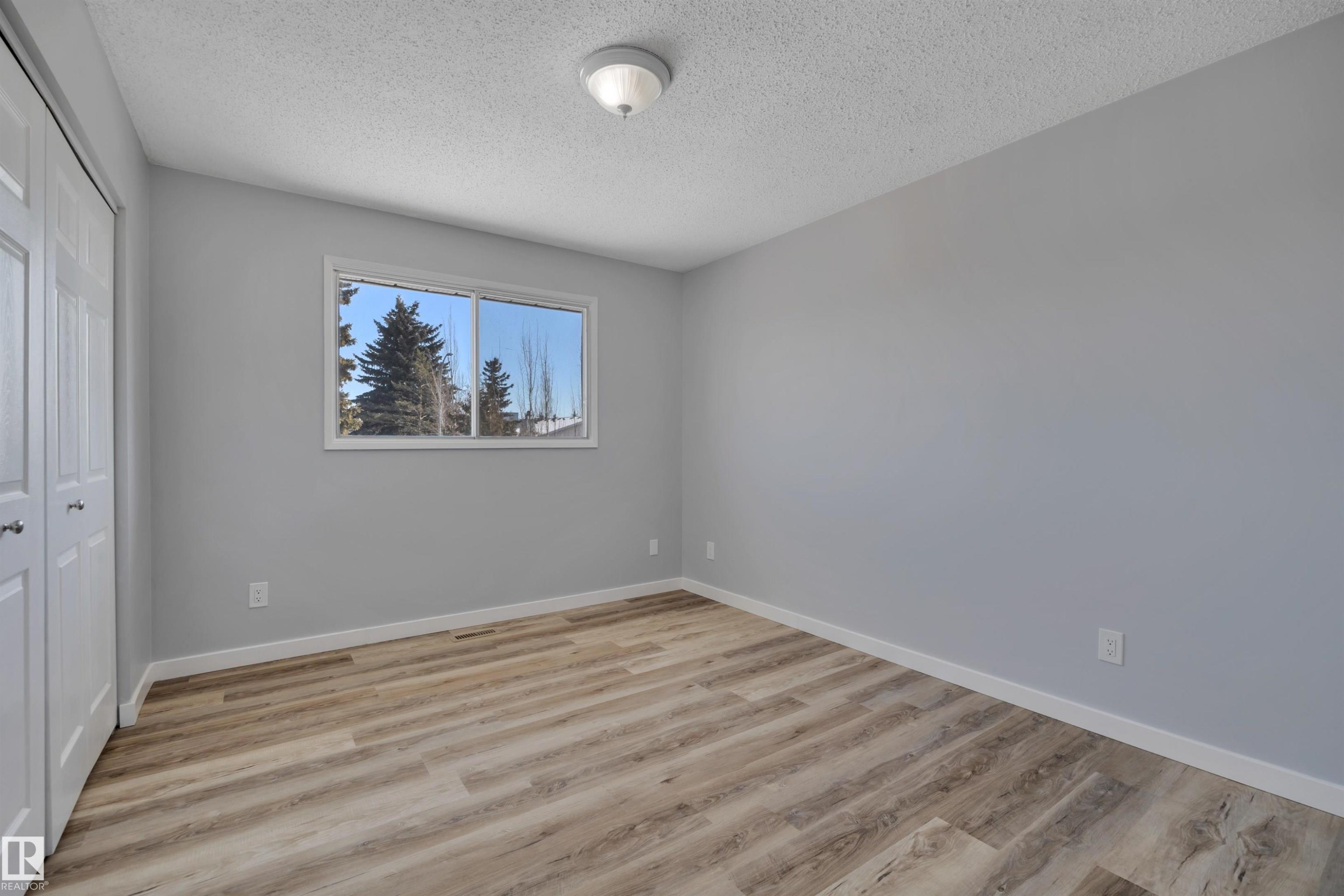 












2103 45 Street NW

,
Edmonton,




AB
T6L 2T9

