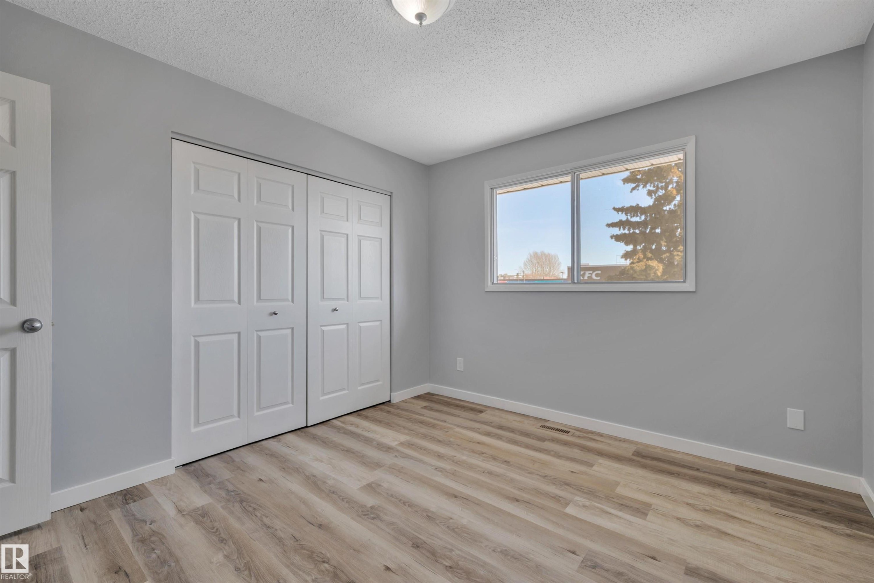 












2103 45 Street NW

,
Edmonton,




AB
T6L 2T9


