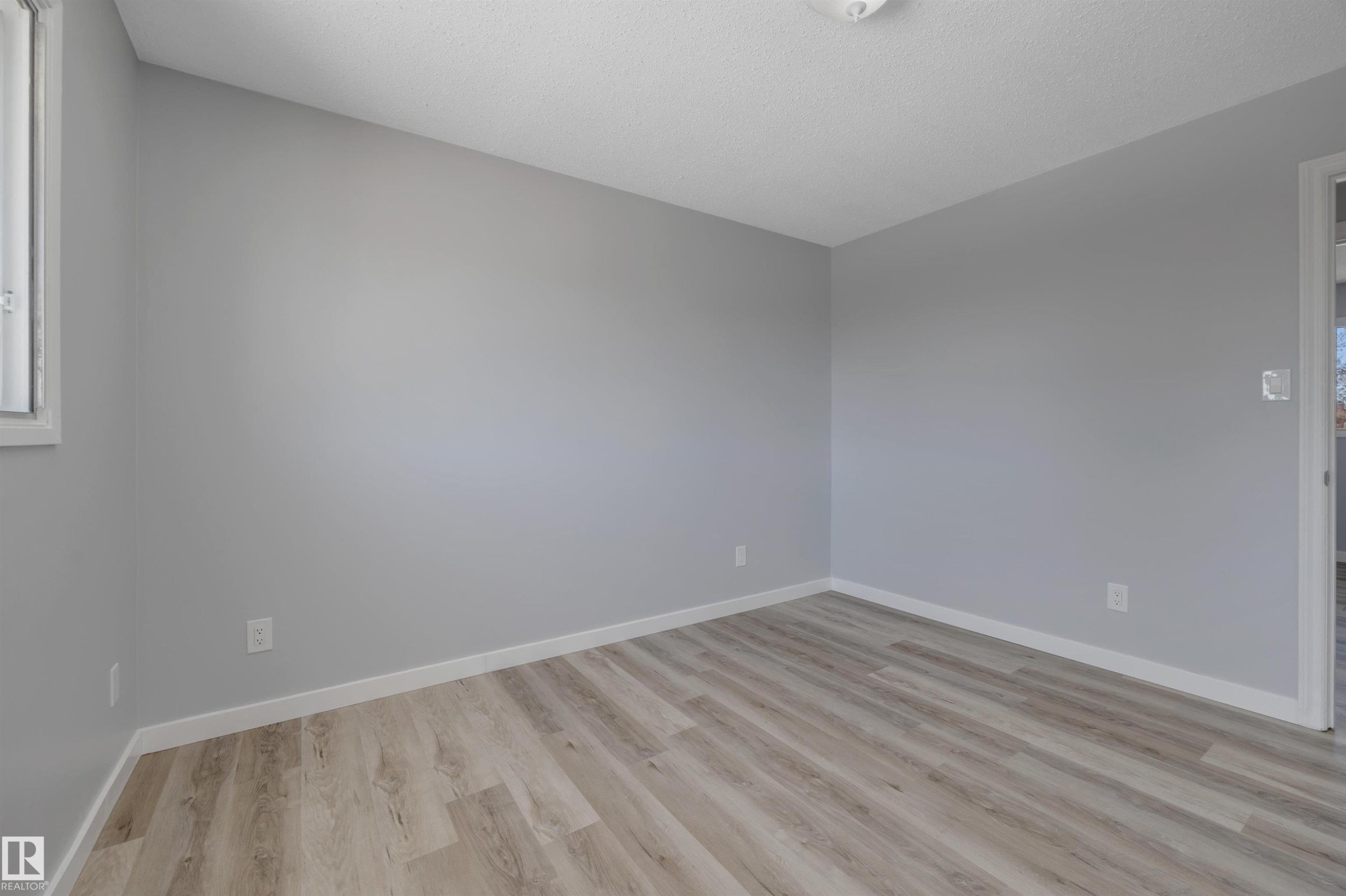 












2103 45 Street NW

,
Edmonton,




AB
T6L 2T9


