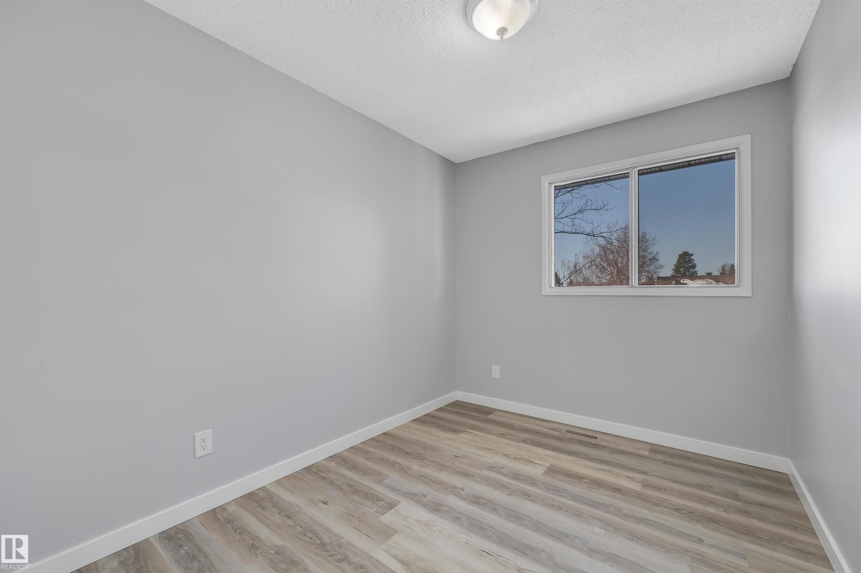 












2103 45 Street NW

,
Edmonton,




AB
T6L 2T9

