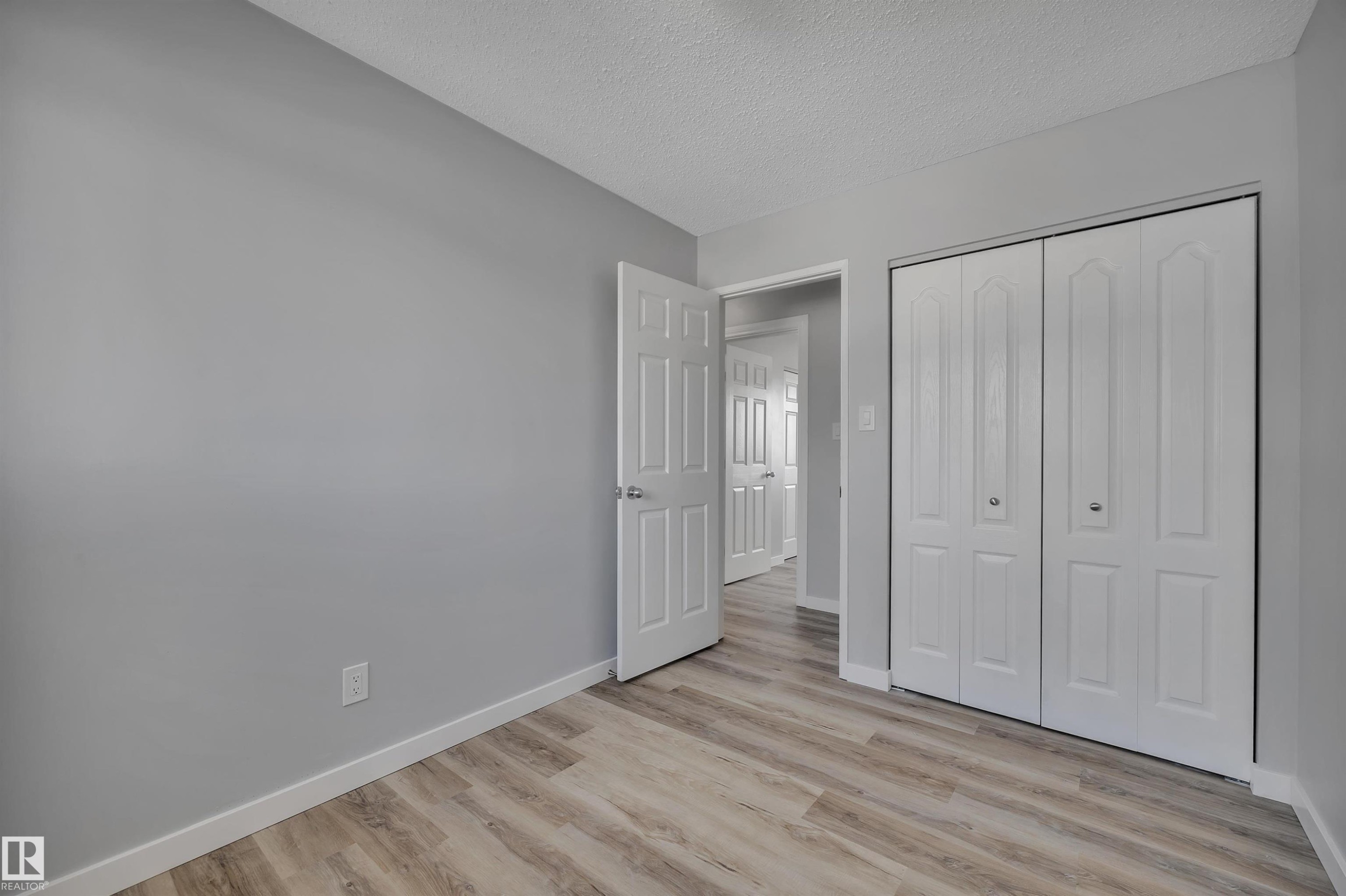 












2103 45 Street NW

,
Edmonton,




AB
T6L 2T9

