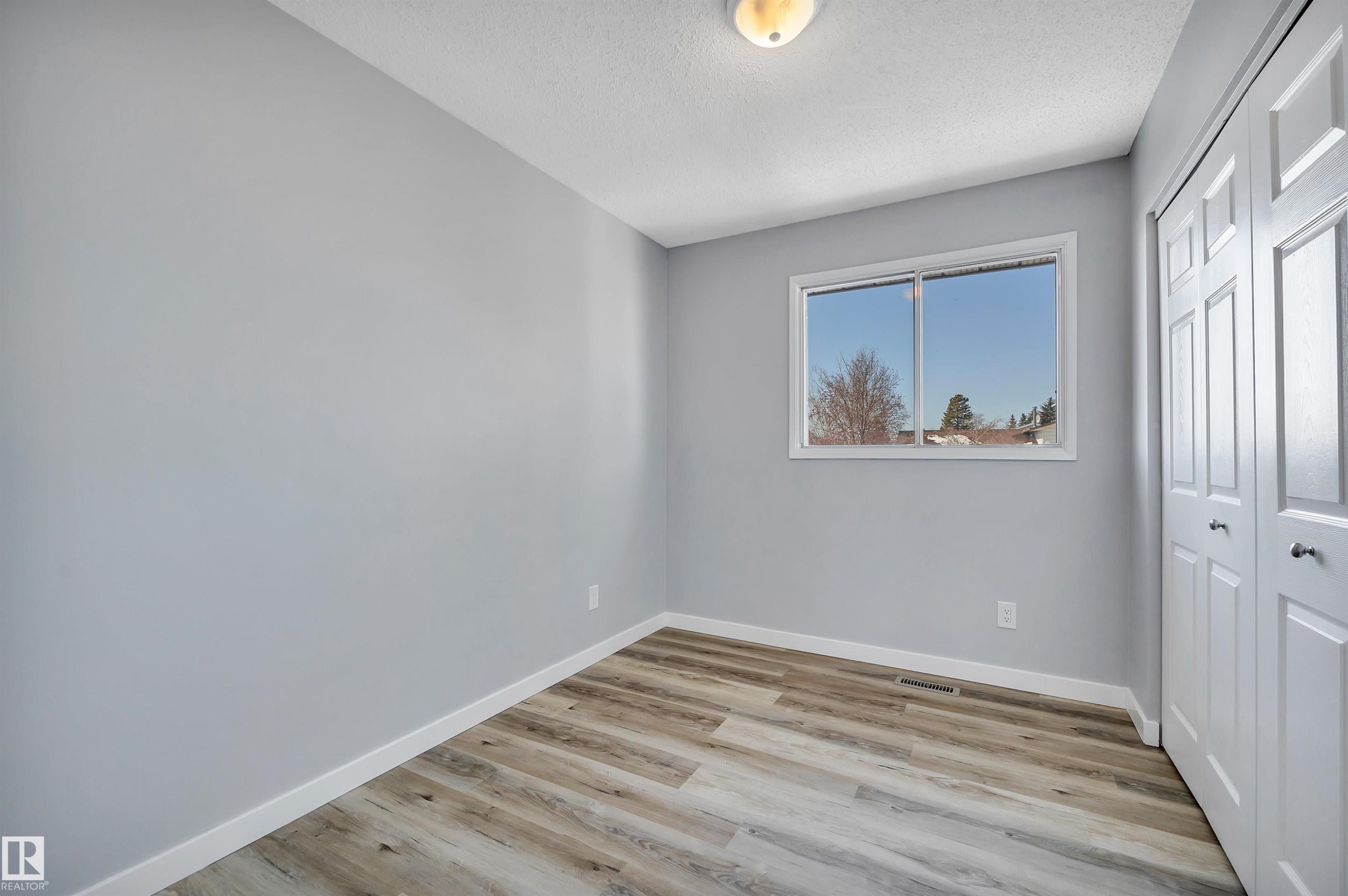 












2103 45 Street NW

,
Edmonton,




AB
T6L 2T9

