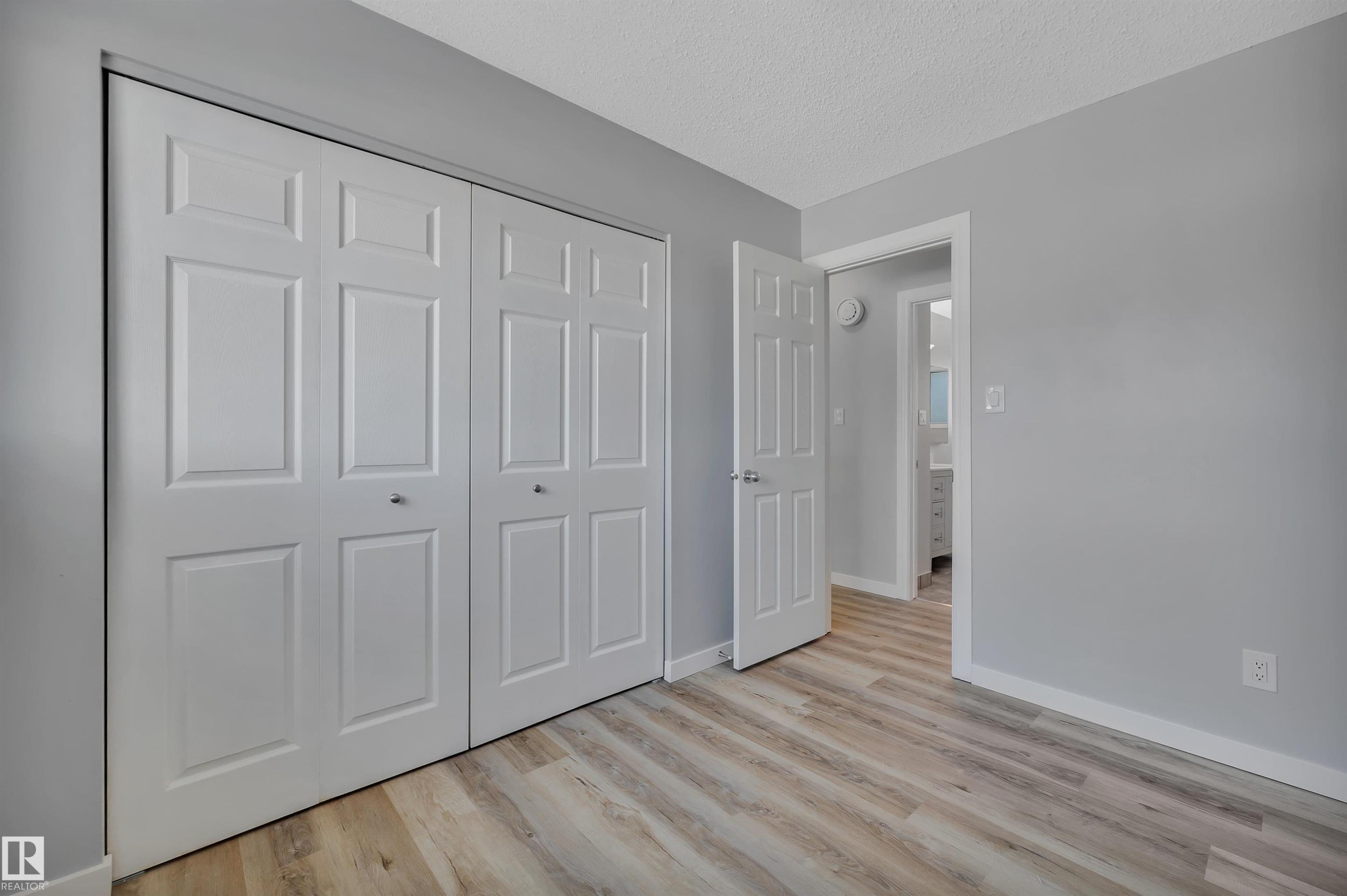 












2103 45 Street NW

,
Edmonton,




AB
T6L 2T9

