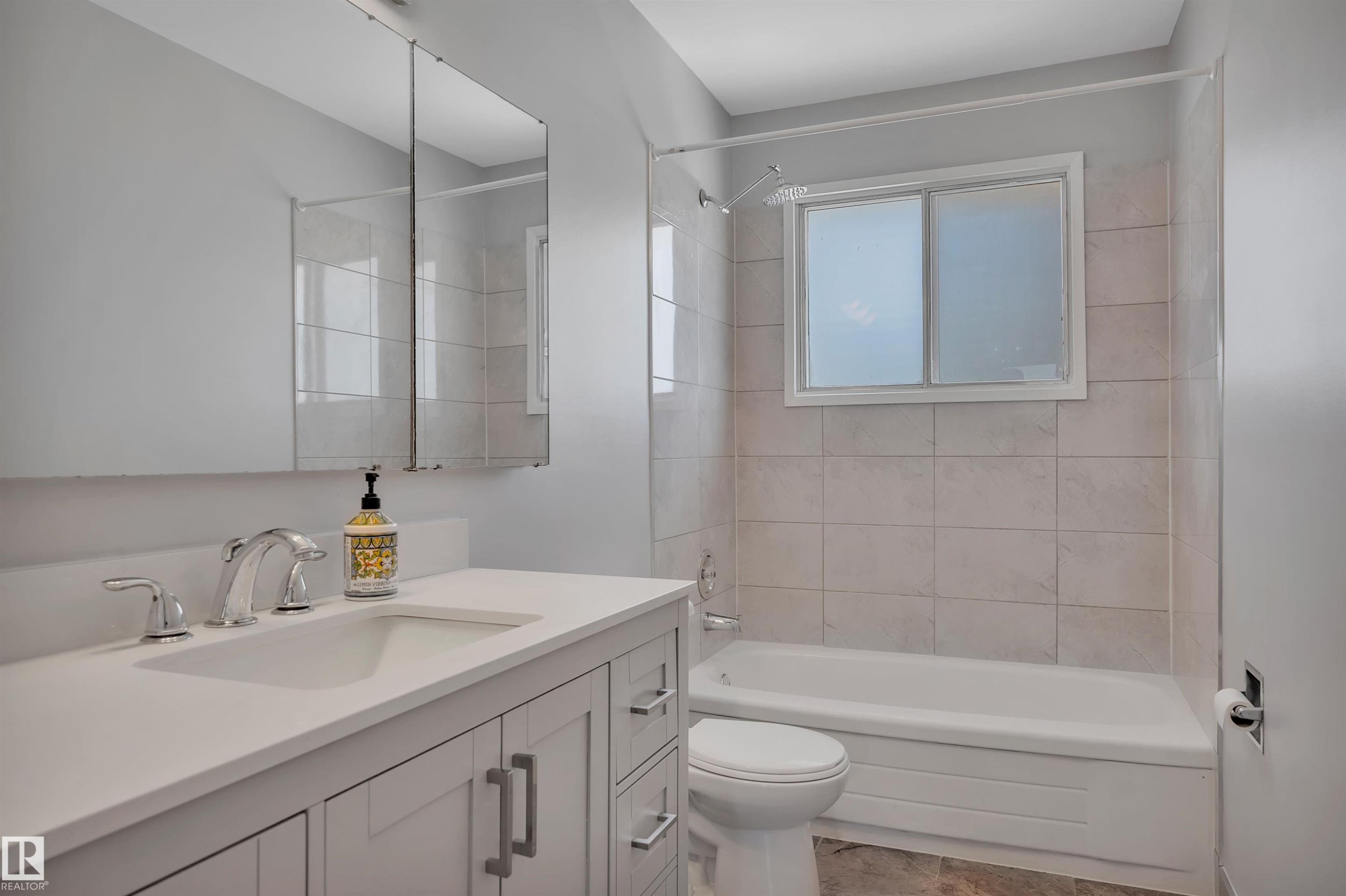 












2103 45 Street NW

,
Edmonton,




AB
T6L 2T9

