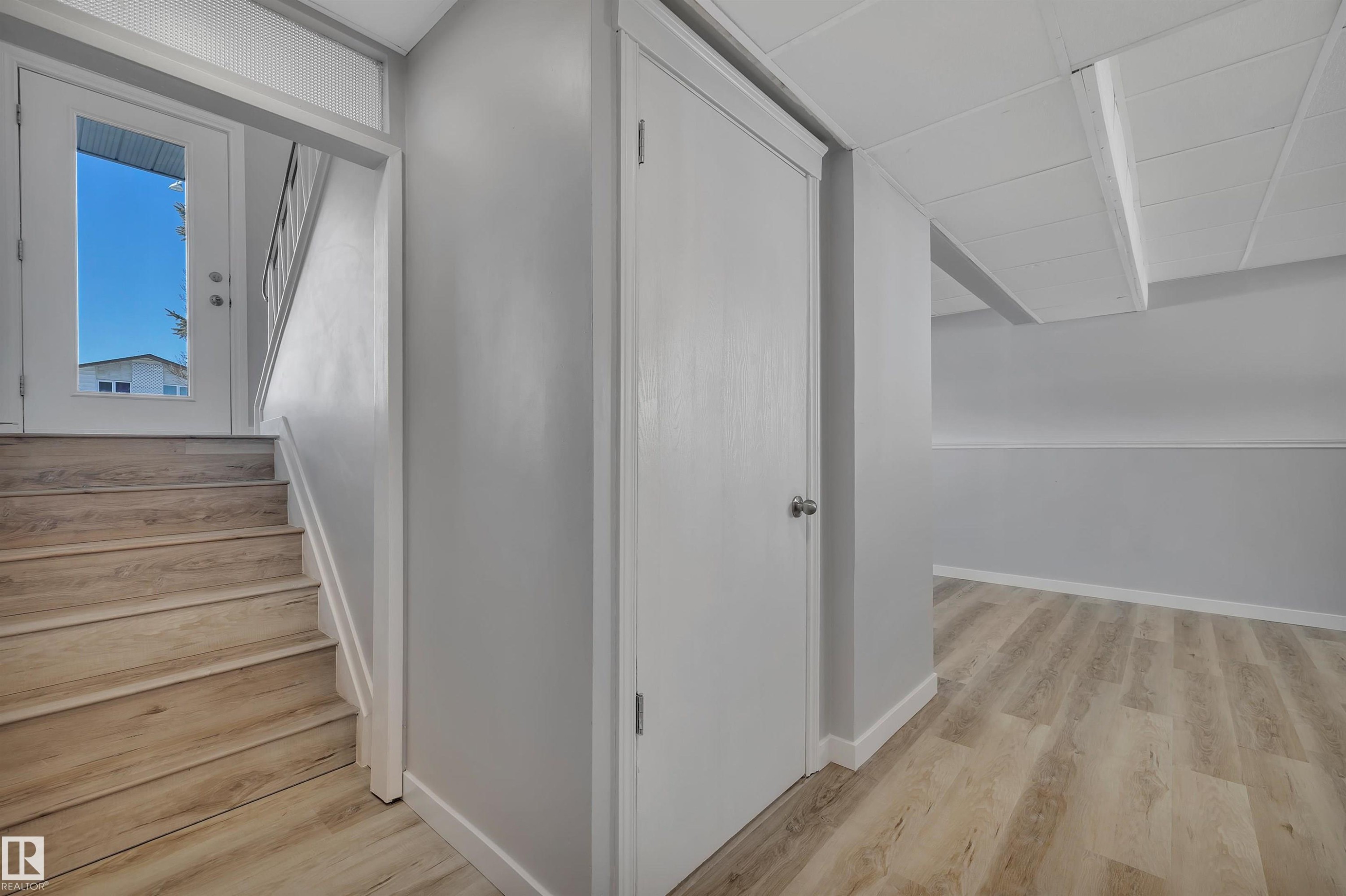 












2103 45 Street NW

,
Edmonton,




AB
T6L 2T9

