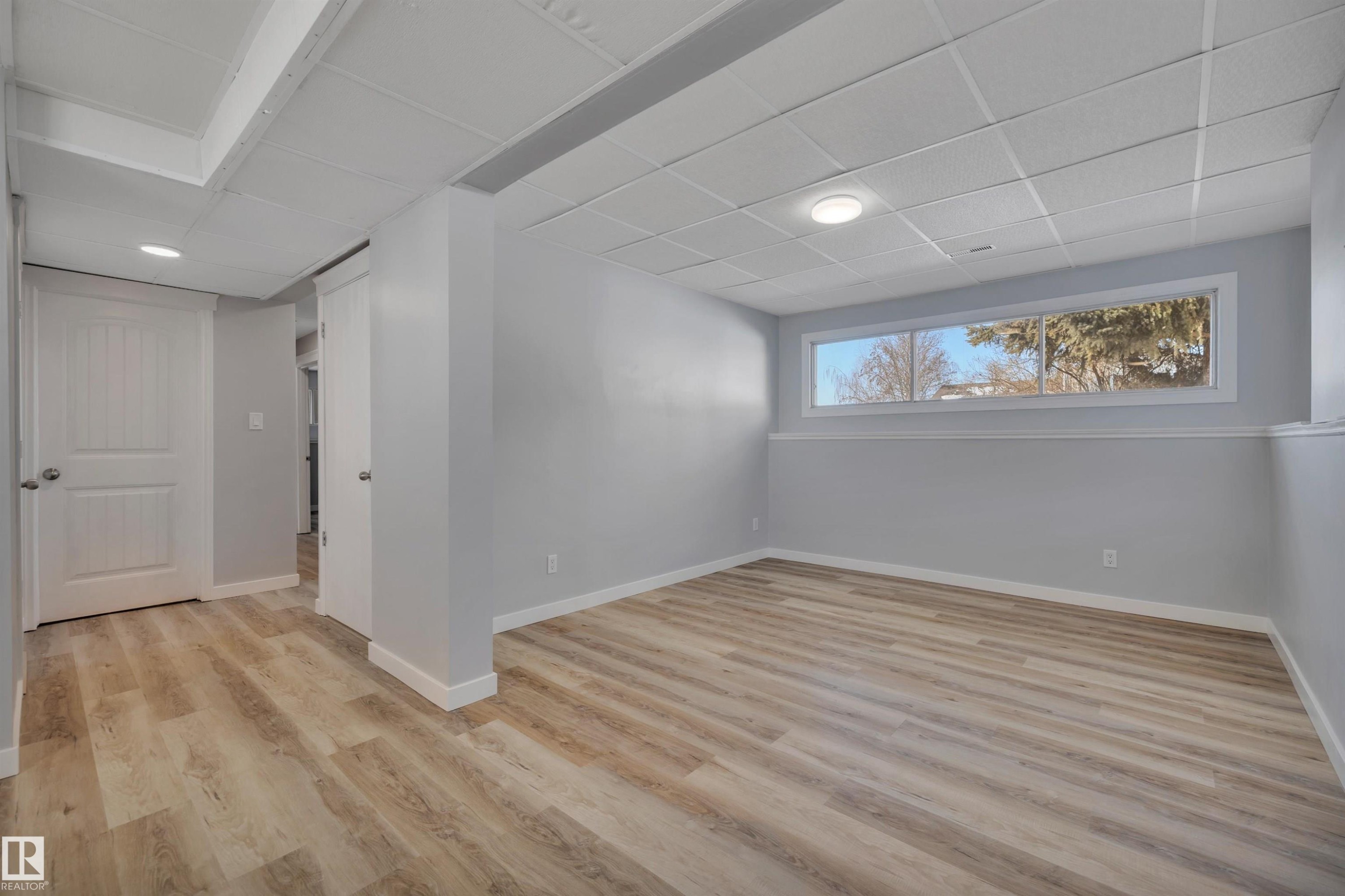 












2103 45 Street NW

,
Edmonton,




AB
T6L 2T9

