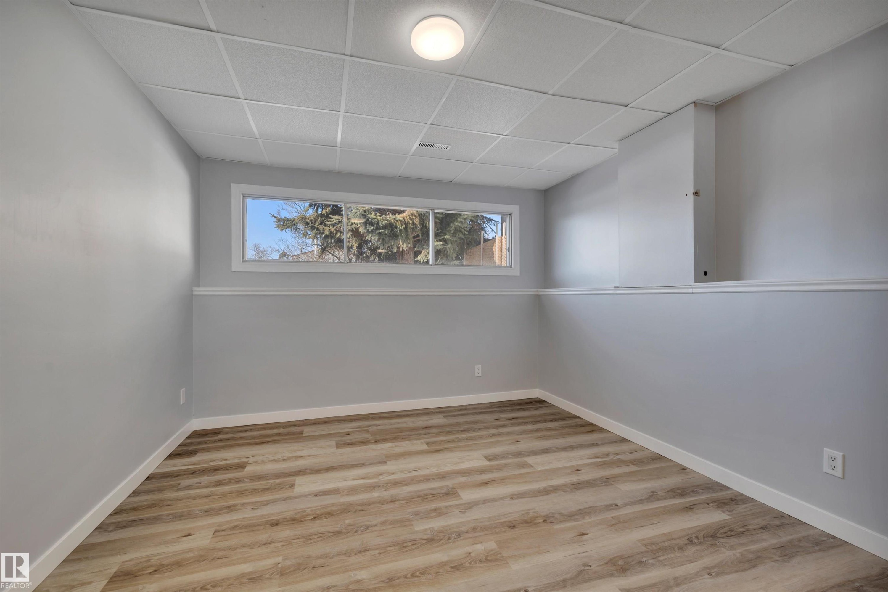 












2103 45 Street NW

,
Edmonton,




AB
T6L 2T9


