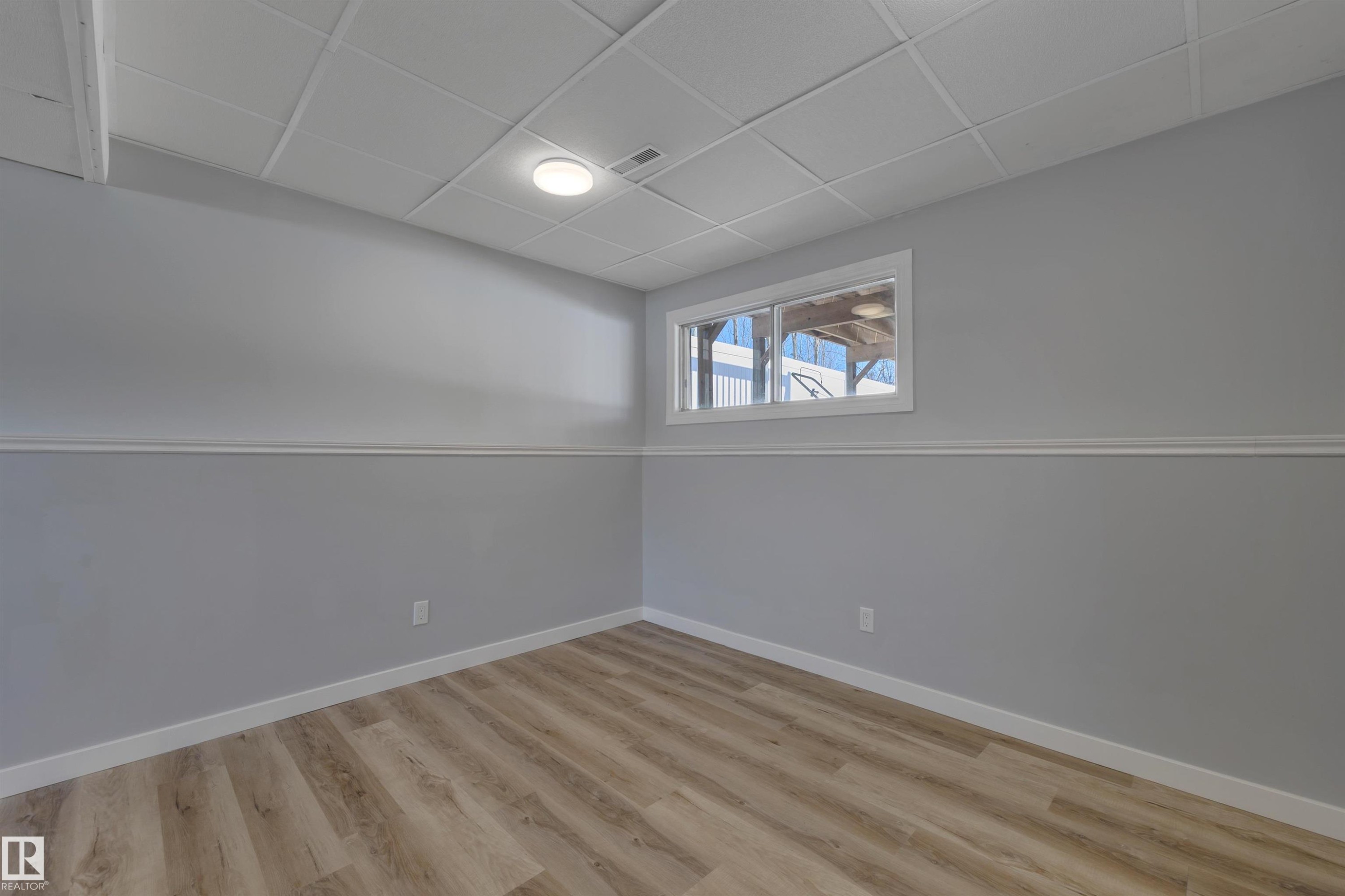 












2103 45 Street NW

,
Edmonton,




AB
T6L 2T9

