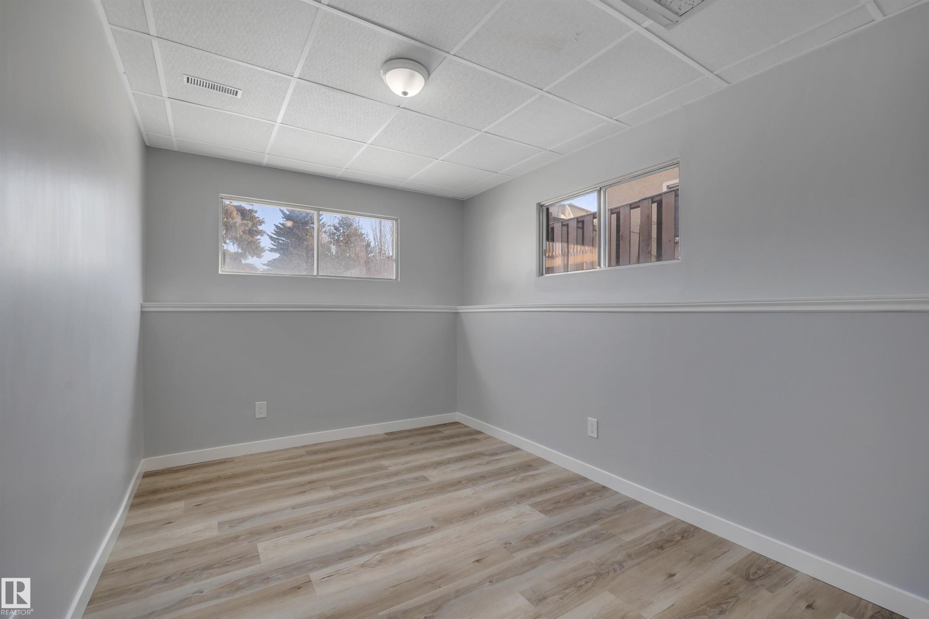 












2103 45 Street NW

,
Edmonton,




AB
T6L 2T9

