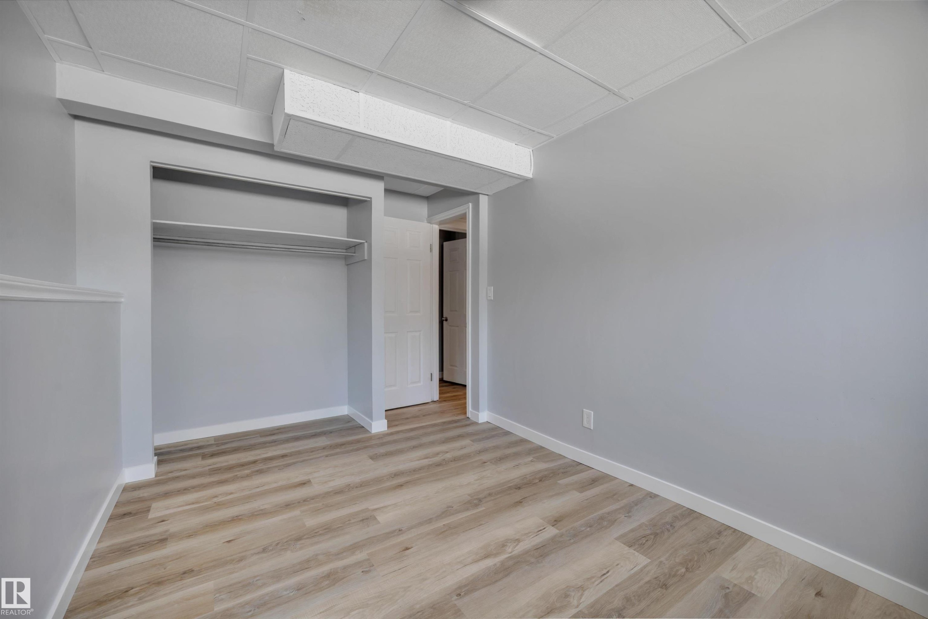 












2103 45 Street NW

,
Edmonton,




AB
T6L 2T9

