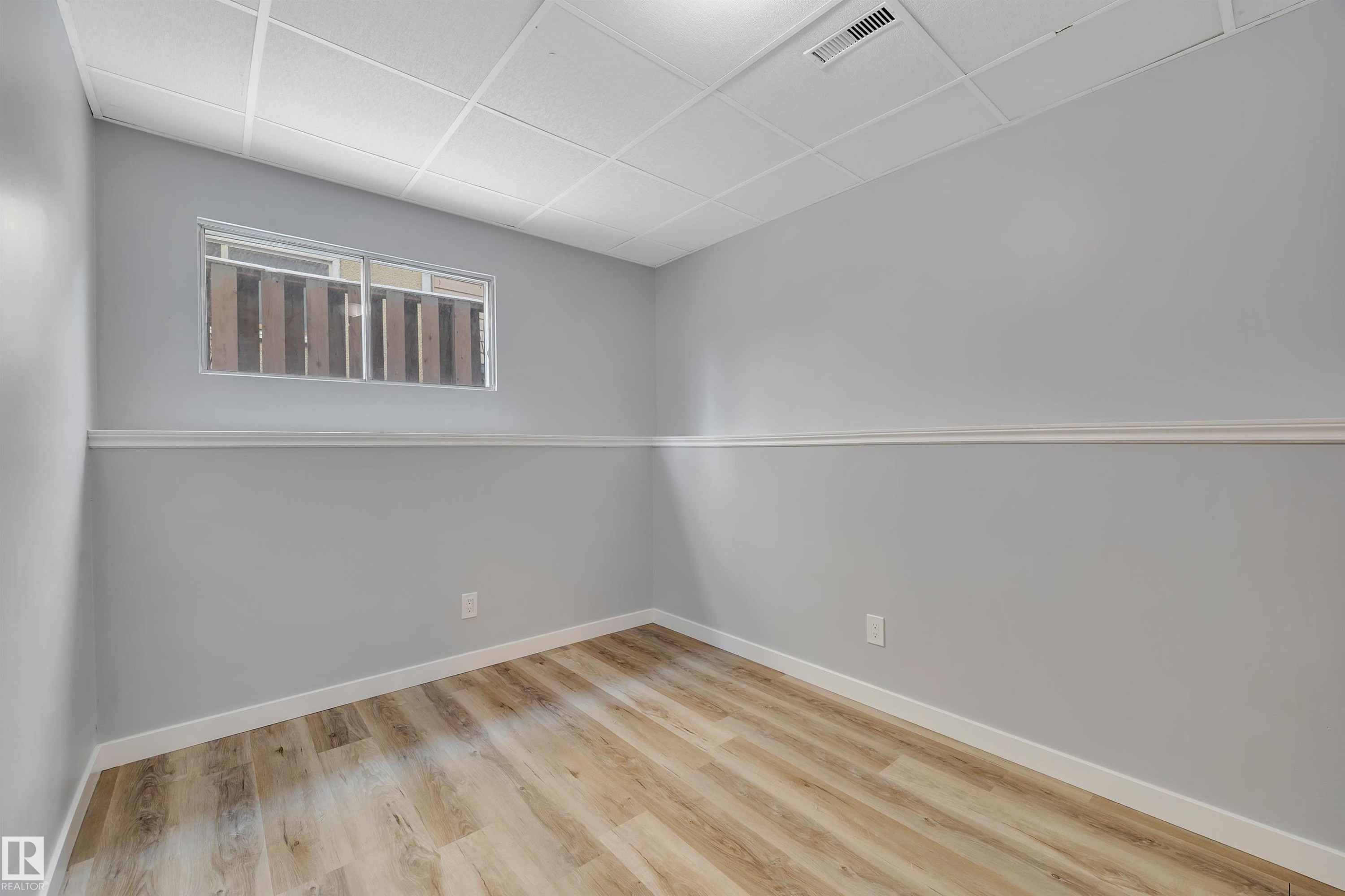 












2103 45 Street NW

,
Edmonton,




AB
T6L 2T9

