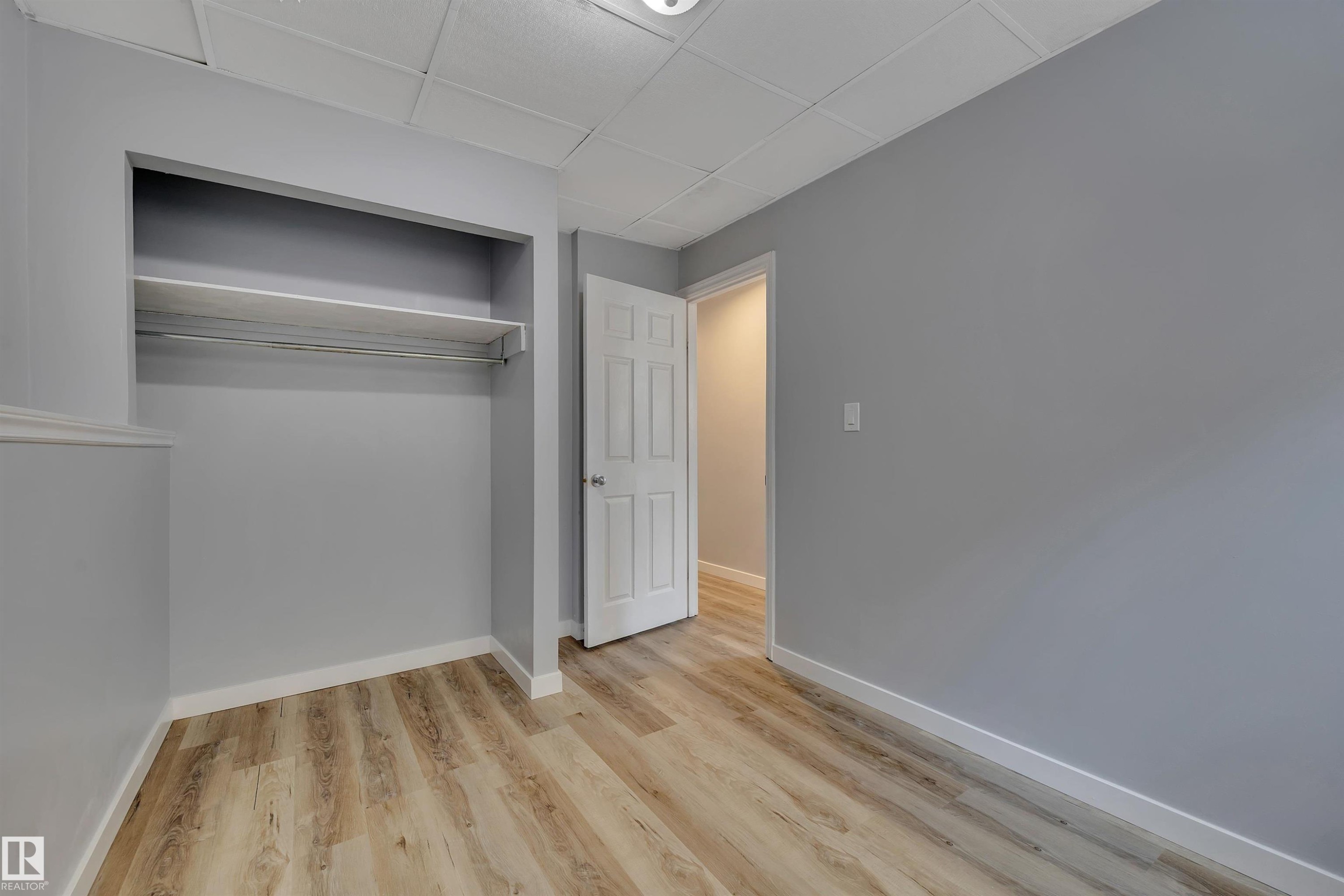 












2103 45 Street NW

,
Edmonton,




AB
T6L 2T9

