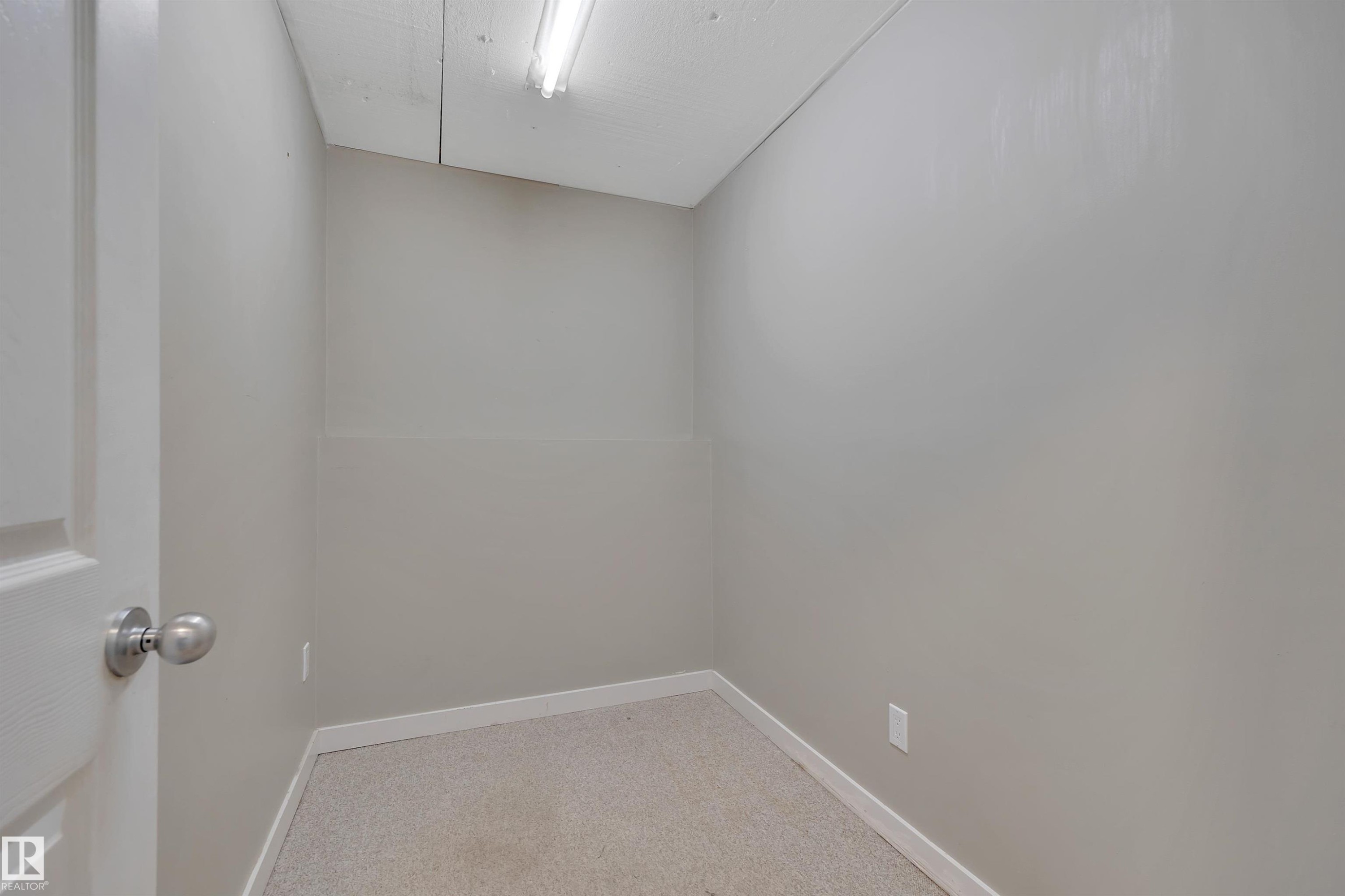 












2103 45 Street NW

,
Edmonton,




AB
T6L 2T9

