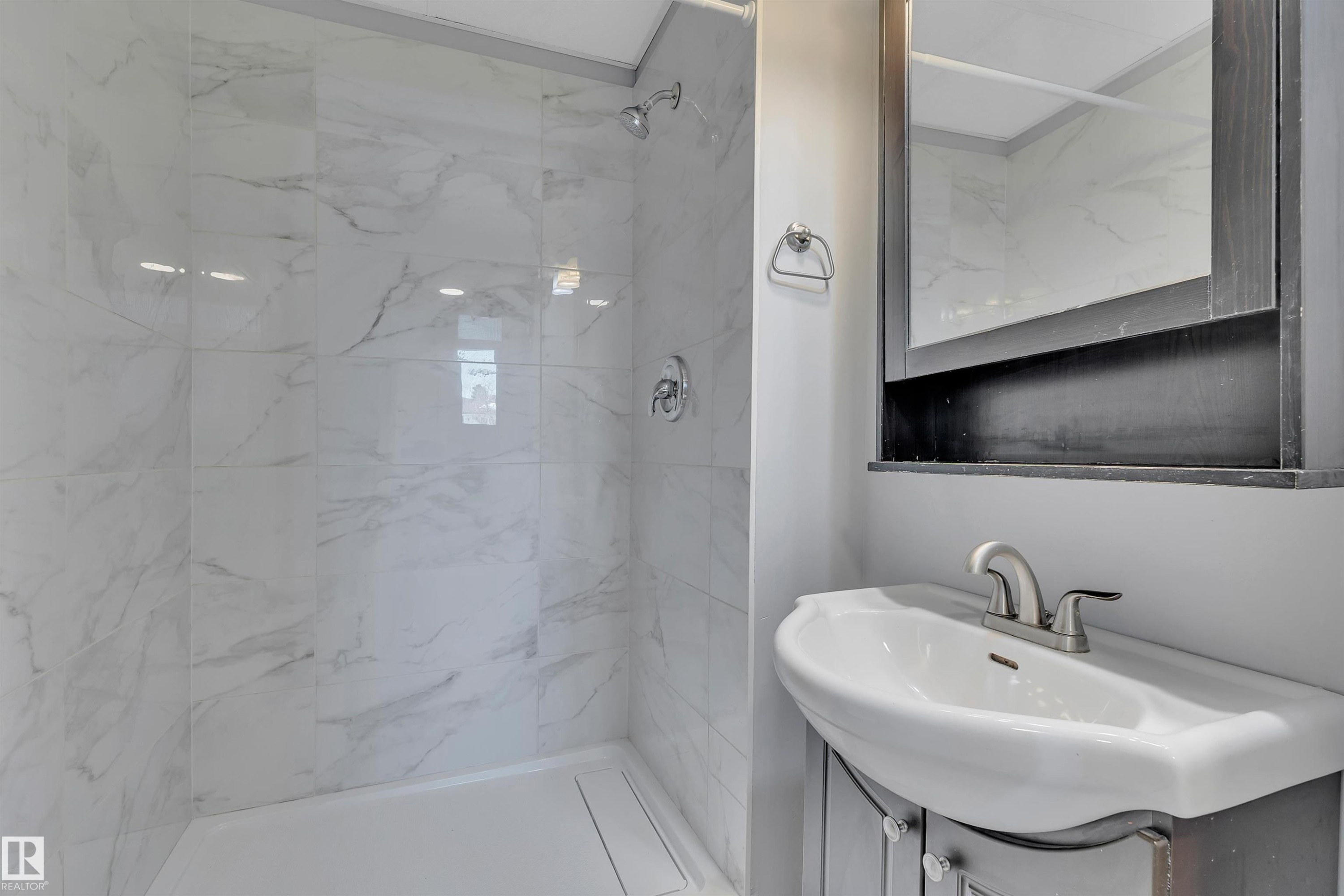 












2103 45 Street NW

,
Edmonton,




AB
T6L 2T9

