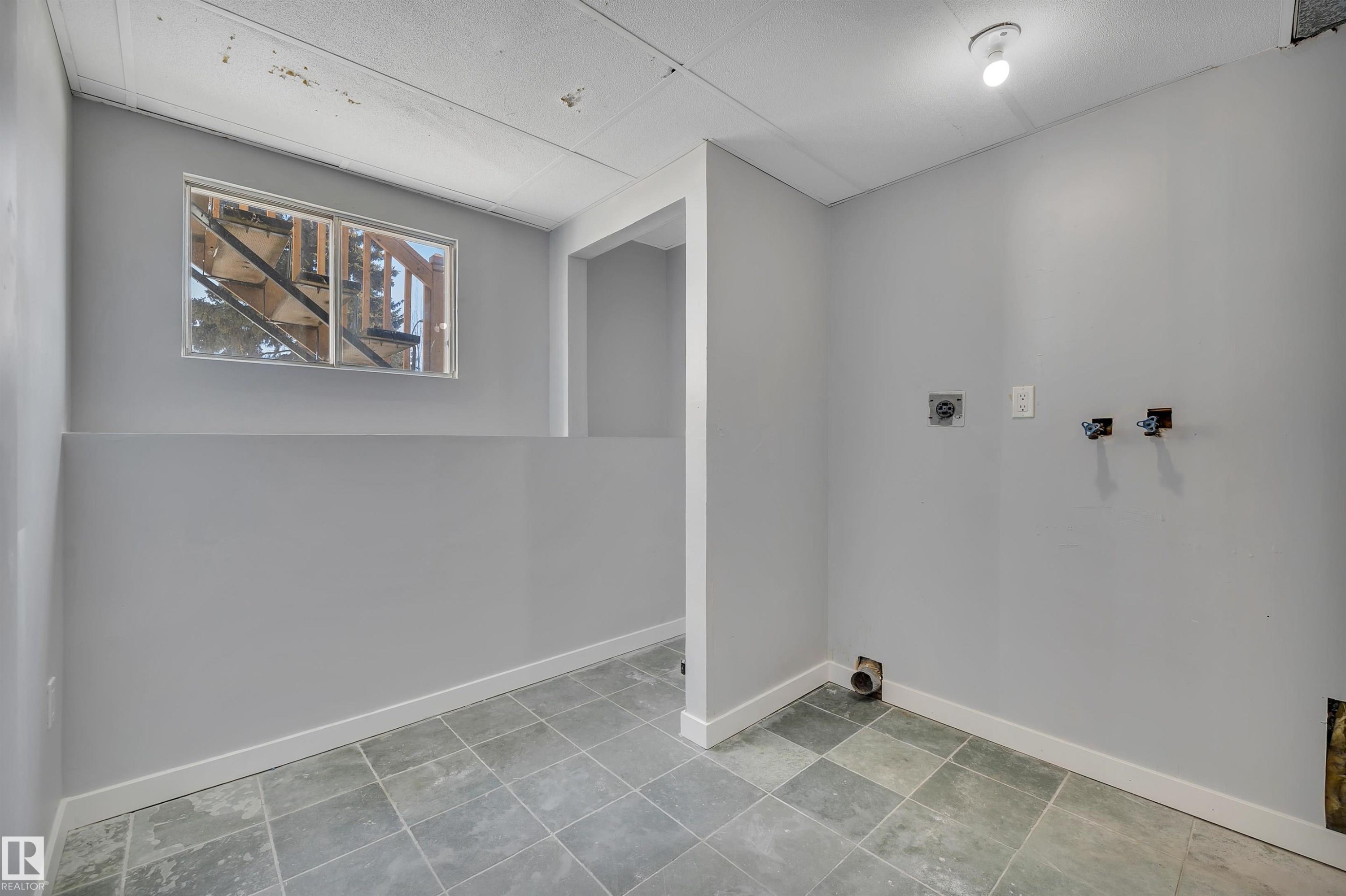 












2103 45 Street NW

,
Edmonton,




AB
T6L 2T9

