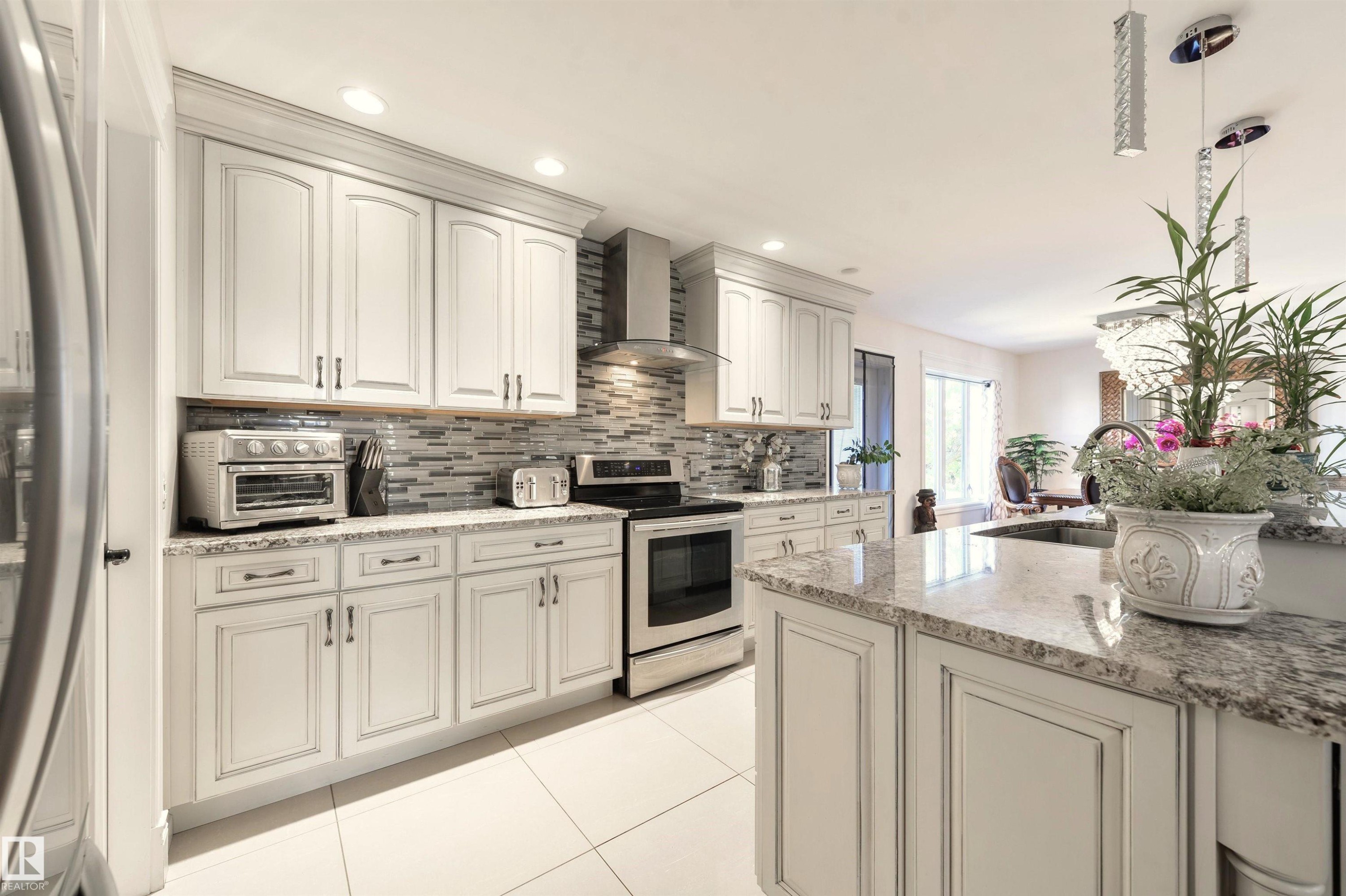 












9720 65 Avenue

,
Edmonton,




AB
T6E 0K6

