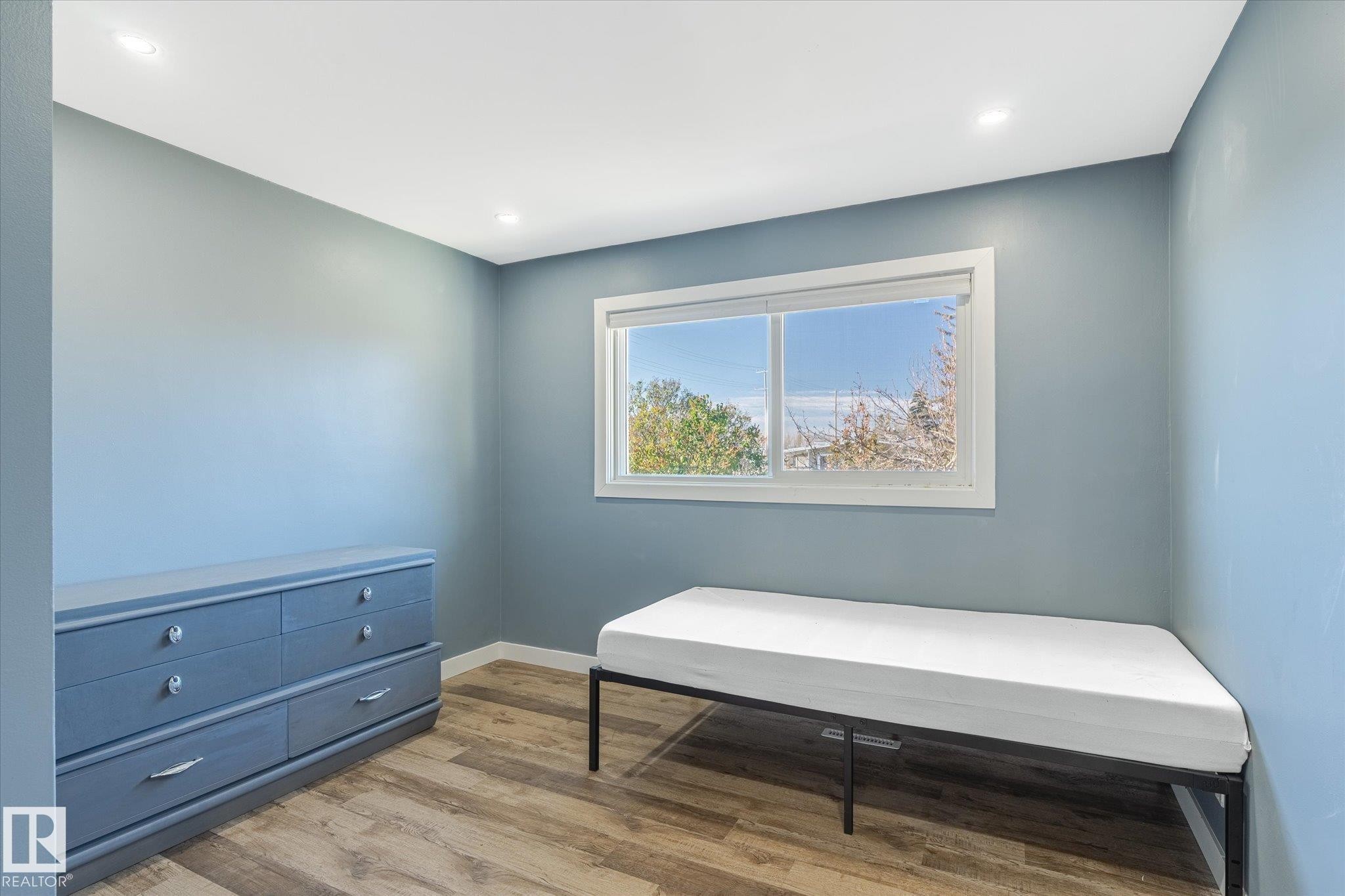 












12707 92 Street

,
Edmonton,




AB
T5E 3R3

